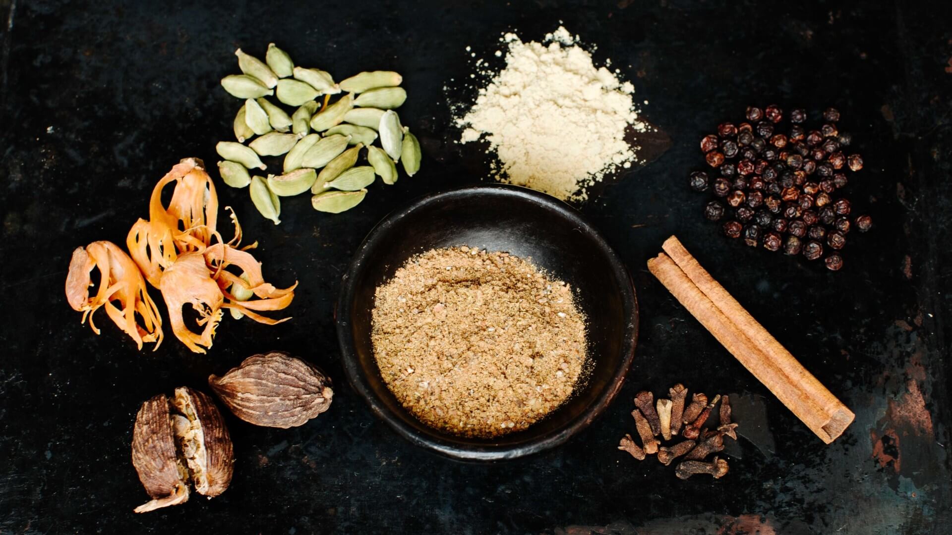 Garam Masala: Garam Masala ist eine der bekanntesten Gewürzmischungen Indiens – „garam“ bedeutet „erhitzend“ im ayurvedischen Sinn, und „masala“ steht einfach für Gewürzmischung. 🌶️ Diese Variante stammt von der Malabarküste im Süden Indiens und...