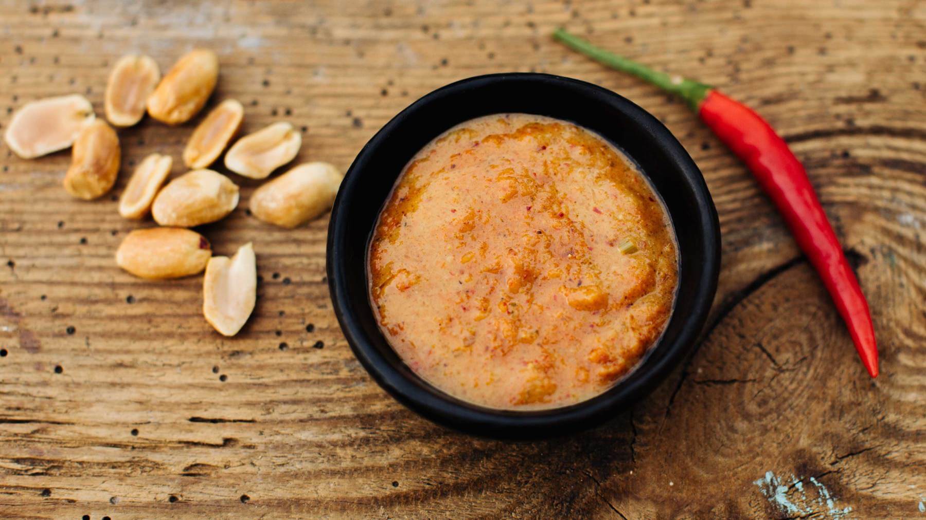 Thai-Erdnusssauce für Satay-Spieße: Thai Erdnuss-Sauce ist ein echter Klassiker und perfekt zu Satay-Spießen, Sommerrollen oder gegrilltem Gemüse. 🥜 Sie ist mit nur wenigen Zutaten schnell gemacht und überzeugt durch ihr reiches, nussiges Aroma...