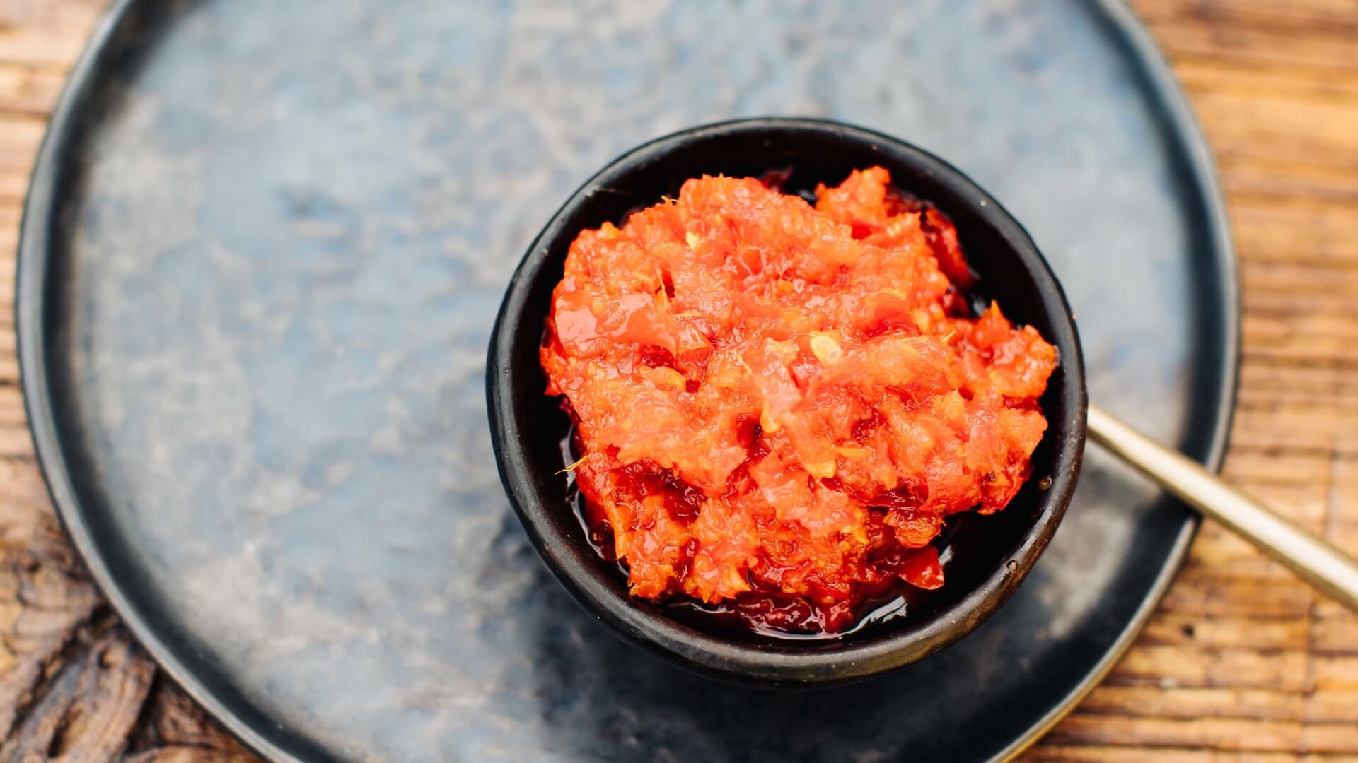 Vietnamesische Chilisauce aus Hoi An: Diese vietnamesische Chilisauce ist die perfekte Begleitung zu Cơm Gà – dem beliebten Hähnchen mit gelbem Reis aus der Hafenstadt Hoi An. 🌶️ Die Besonderheit: Die Chilis werden in Öl gebraten, wodurch sie ein...