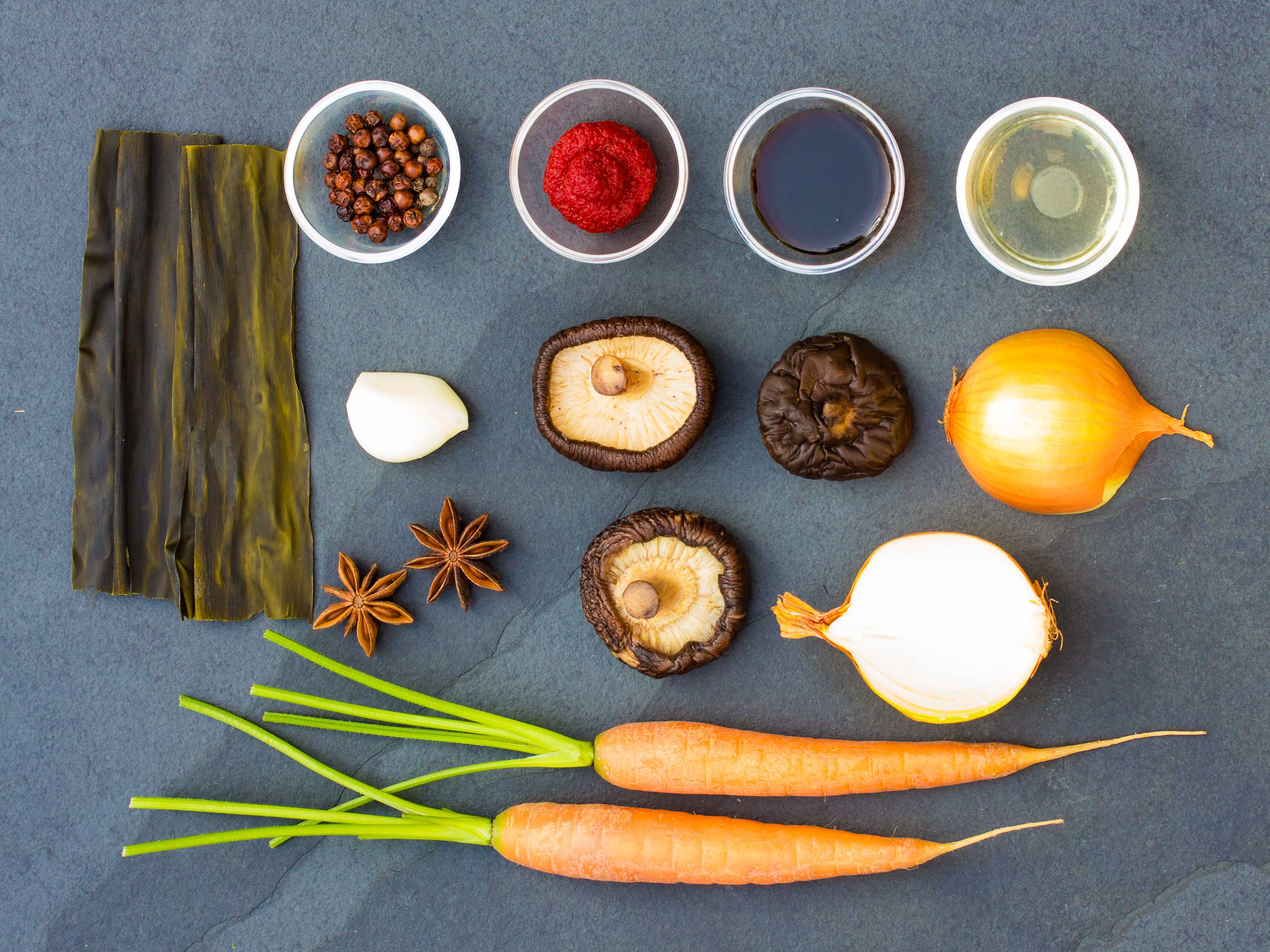 Asiatische vegetarische / vegane Brühe: Eine gute Brühe muss kräftig und rund schmecken, also muss sie viel Umami enthalten, der fünften Geschmacksrichtung neben salzig, süß, sauer und bitter. Umami wird bekanntlich durch Glutaminsäure erzeugt,...