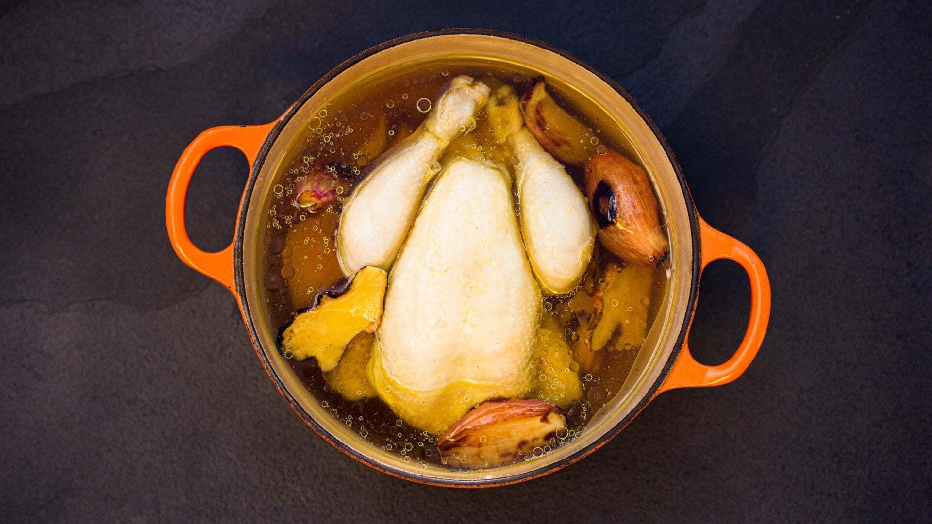 Asiatische Hühnerbrühe - Chicken Stock: Frisch gekochte Hühnerbrühe aus Hühnerknochen ist eine wunderbare Sache, die man nicht nur für Suppen sondern für fast jedes Gericht benutzen kann. Wer träumt nicht von dem großen Suppentopf, der auf dem...