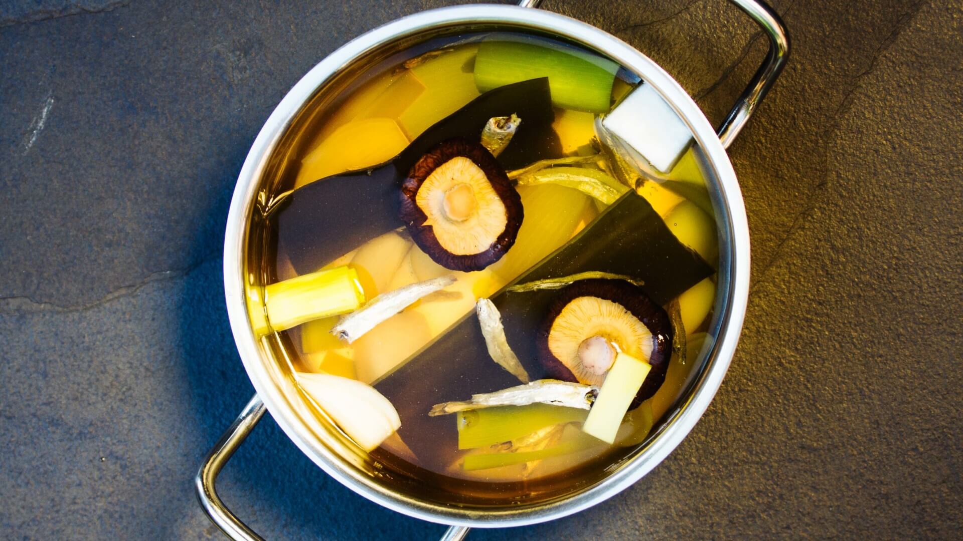 Asiatische Fischbrühe - Fischfond: Fischbrühe ist die geschmackliche Basis vieler asiatischer Suppen – besonders in der koreanischen Küche unverzichtbar. 🐟 Für eine kräftige, klare Brühe werden kleine getrocknete Anchovies zusammen mit Seetang...