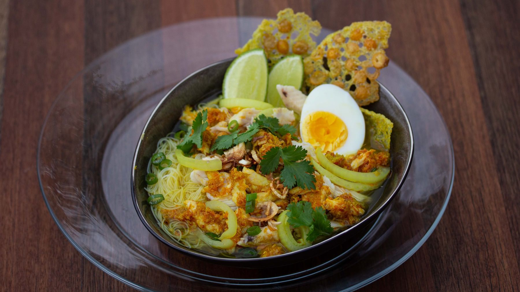 Nudelsuppe aus Myanmar - Mohinga: Mohinga heißt auf Burmesisch einfach Nudelsuppe – ist aber viel mehr: nämlich das Nationalgericht Myanmars. 🍜 Ob zum Frühstück, als Snack oder abends – Mohinga geht immer! Die kräftige Brühe, oft mit Fisch,...