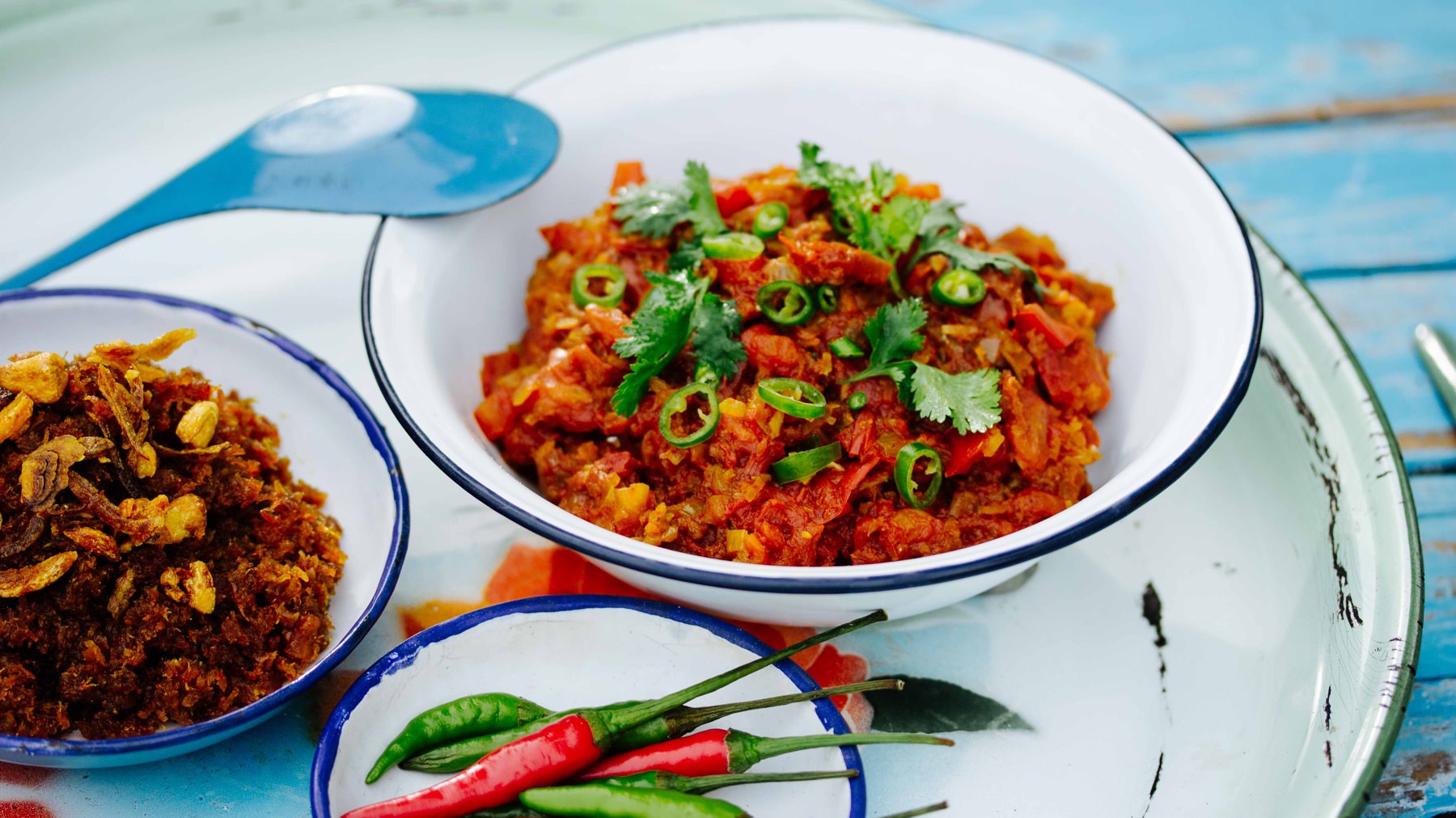 Burmesisches Relish and Dips - Balachaung: In der burmesischen Küche sind Relishes und Dips fester Bestandteil jeder Mahlzeit. 🌶️ Ob zu gegrilltem Fisch, Gemüse oder einfach nur mit gedämpftem Reis – die kräftigen Pasten bringen Würze, Tiefe und...