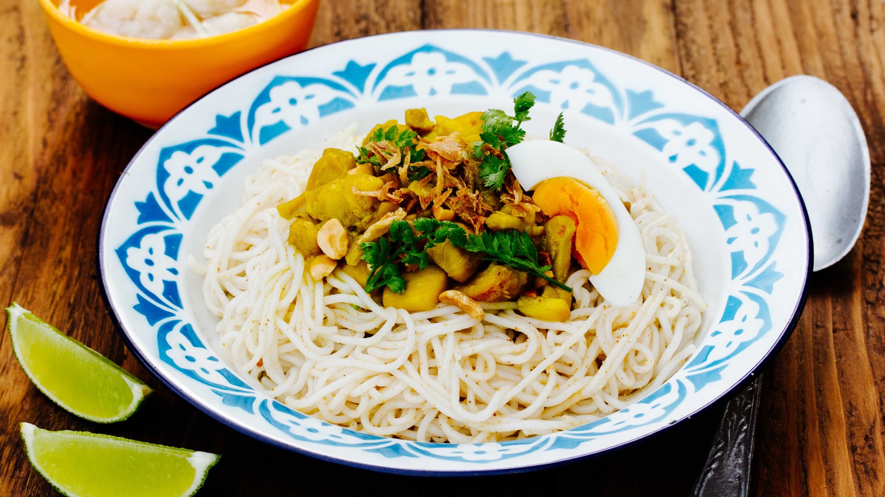 Curry Nudeln aus Mandalay - Mont Di: Mont Di ist ein traditionelles Nudelgericht aus Mandalay, der einstigen Königsstadt im Herzen Myanmars. In dieser Variante erwarten dich dicke Reisnudeln, die mit geröstetem Kichererbsenmehl und aromatischem...