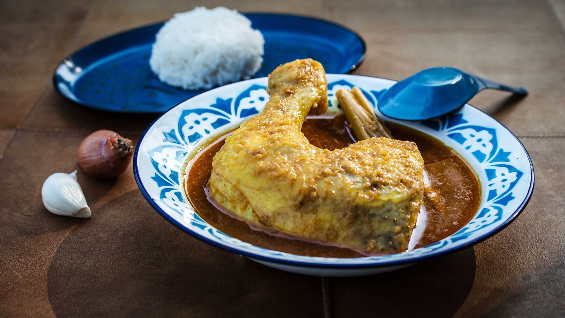 Burmesisches Hähnchen Curry - Kyet Thar Hsi Pyan: Dieses traditionelle burmesische Hühnercurry ist ein echtes Festtagsgericht – es darf nicht fehlen, wenn Mönche oder besondere Gäste zu Besuch sind. 🍛🐓 Kaum sind die Gäste eingetroffen, hört man...