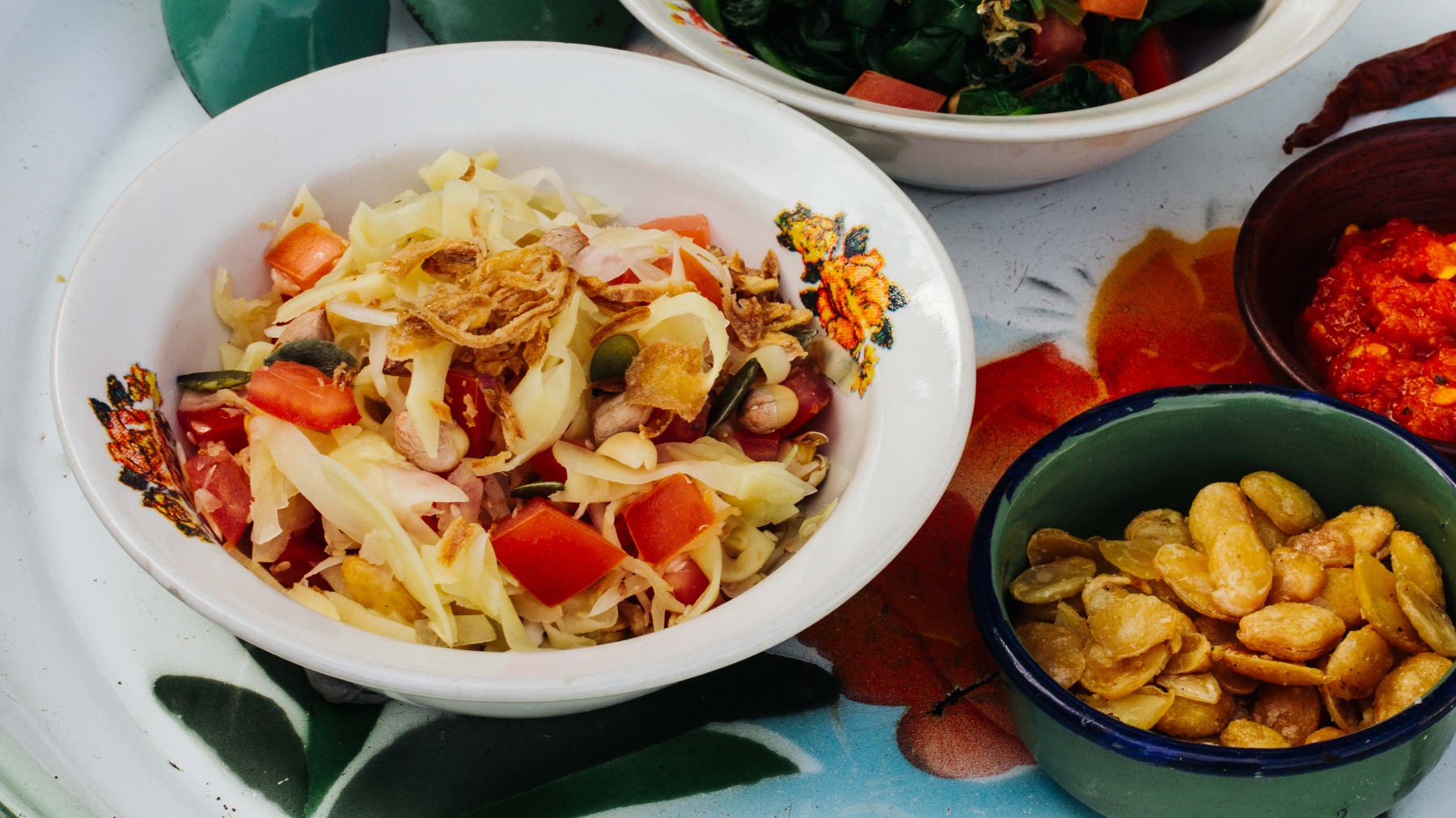 Knuspriger Ingwersalat - Gyin Thoke: Dieser burmesische Ingwersalat ist eine köstliche Alternative zum berühmten Tea Leaf Salad (Laphet Thoke) – denn fermentierte Teeblätter sind hierzulande schwer zu bekommen. 🌿 Stattdessen sorgt eingelegter...