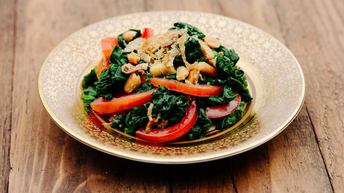 Tomatensalat mit grünem Spinat