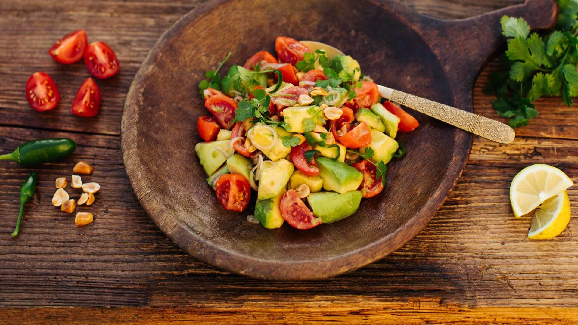 Avocado Salat aus Myanmar - Htau Patsi Thoke: Dieser Avocadosalat aus dem Rakhine-Staat in Myanmar kombiniert reife Avocados mit Tomaten, Chilis, Limettensaft und frischem Koriander – eine einfache, aber unglaublich aromatische Mischung. 🥑🌶️...