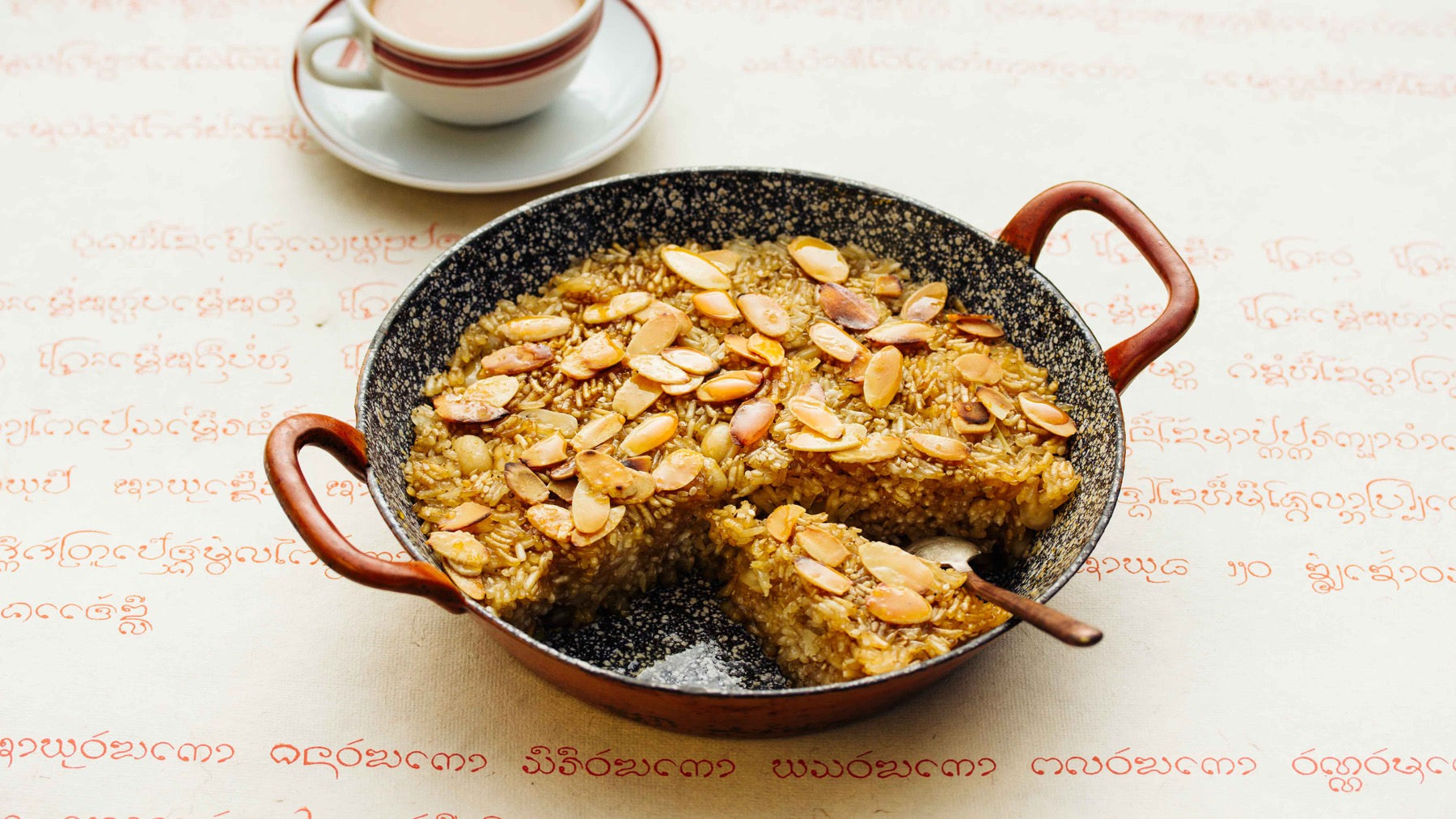 Burmesischer Reiskuchen mit Sesam - Shwe Htamin: Dieser reichhaltige Dessertkuchen aus Klebreis, Erdnüssen, Palmzucker und Sesam ist ein beliebter Abschluss einer burmesischen Mahlzeit – oder ein süßer Snack für zwischendurch. 🍘 In kleinen...