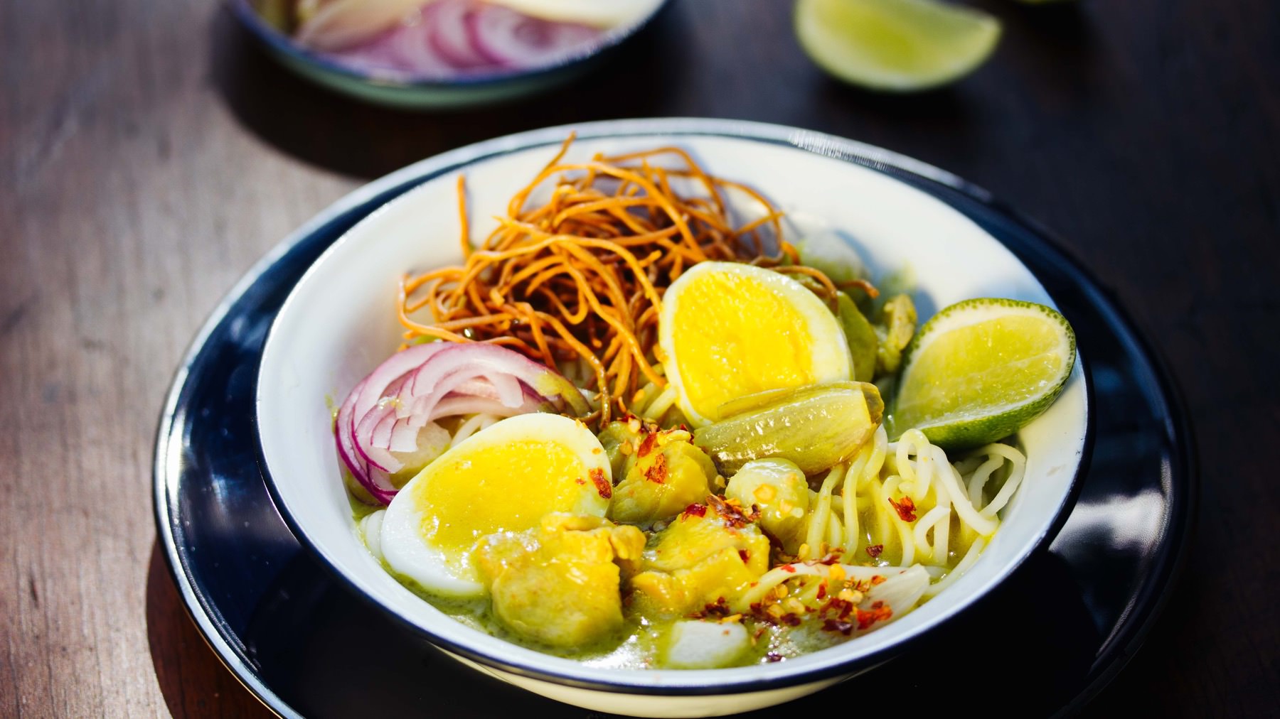 Burmesische Curry Nudelsuppe - Ohn No Khaut Swe: Das Lieblingsgericht der meisten Besucher Myanmars ist „Ohn No Khaut Swe". Der Name setzt sich ganz einfach aus „ohn no" Kokosmilch und „khaut swe" Nudeln zusammen. Diese Curry-Nudelsuppe besteht...
