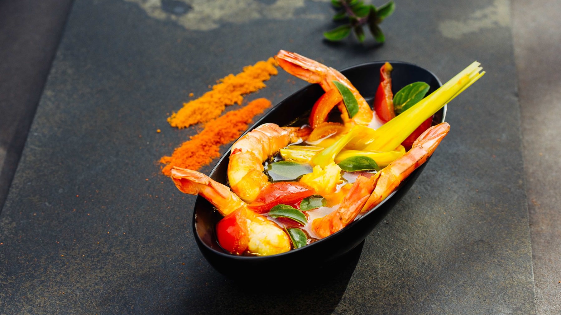 Burmesische Garnelensuppe Rahkine Style: Eine leichte Suppe mit Garnelen in einer Brühe mit Turmeric, Zitronengras und Heiligem Basilikum, die wir in einem Strandrestaurant im burmesischen Ngapali gegessen haben. Dort bereitet man sie auch mit...