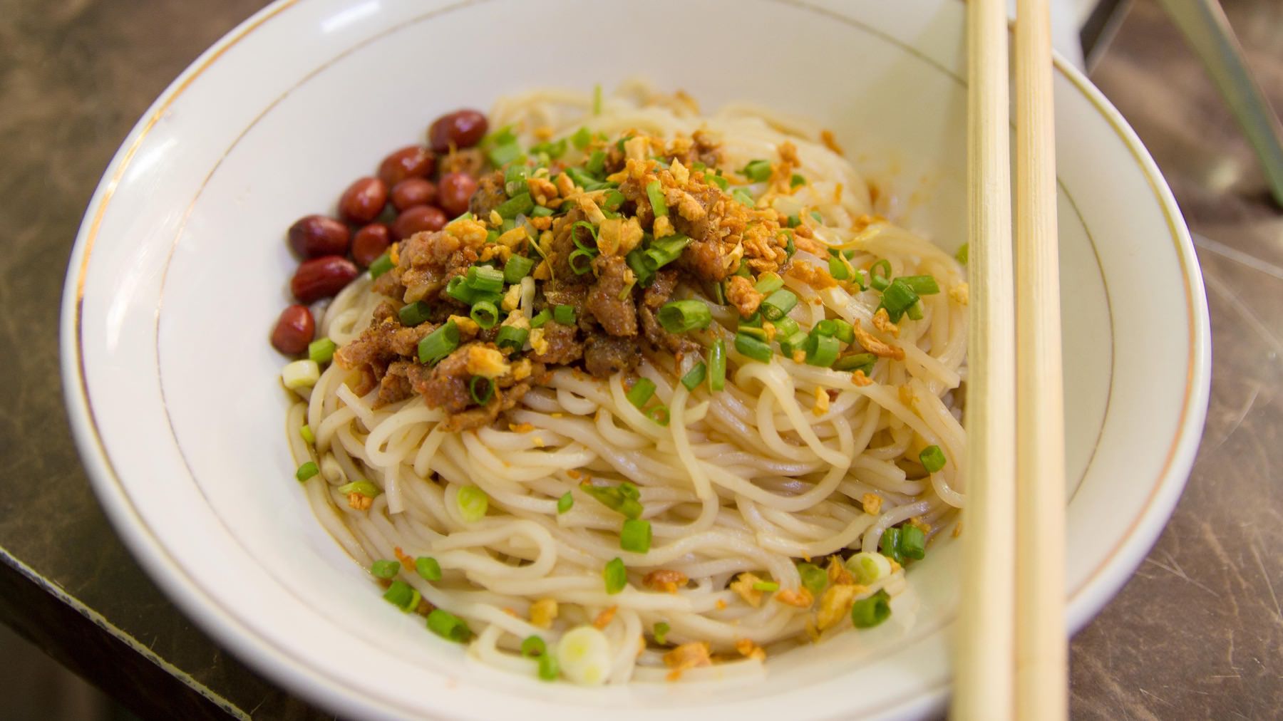 Shan Nudelsalat - Shan Khout Shwe: Ein Salat aus Reisnudeln mit einem leckeren Topping aus Hühnchenfleisch gewürzt mit Kurkuma und Paprika. Ein Rezept aus dem im Nordosten von Myanmar gelegenen Shan-State. Ein bisschen erinnert es an unsere...