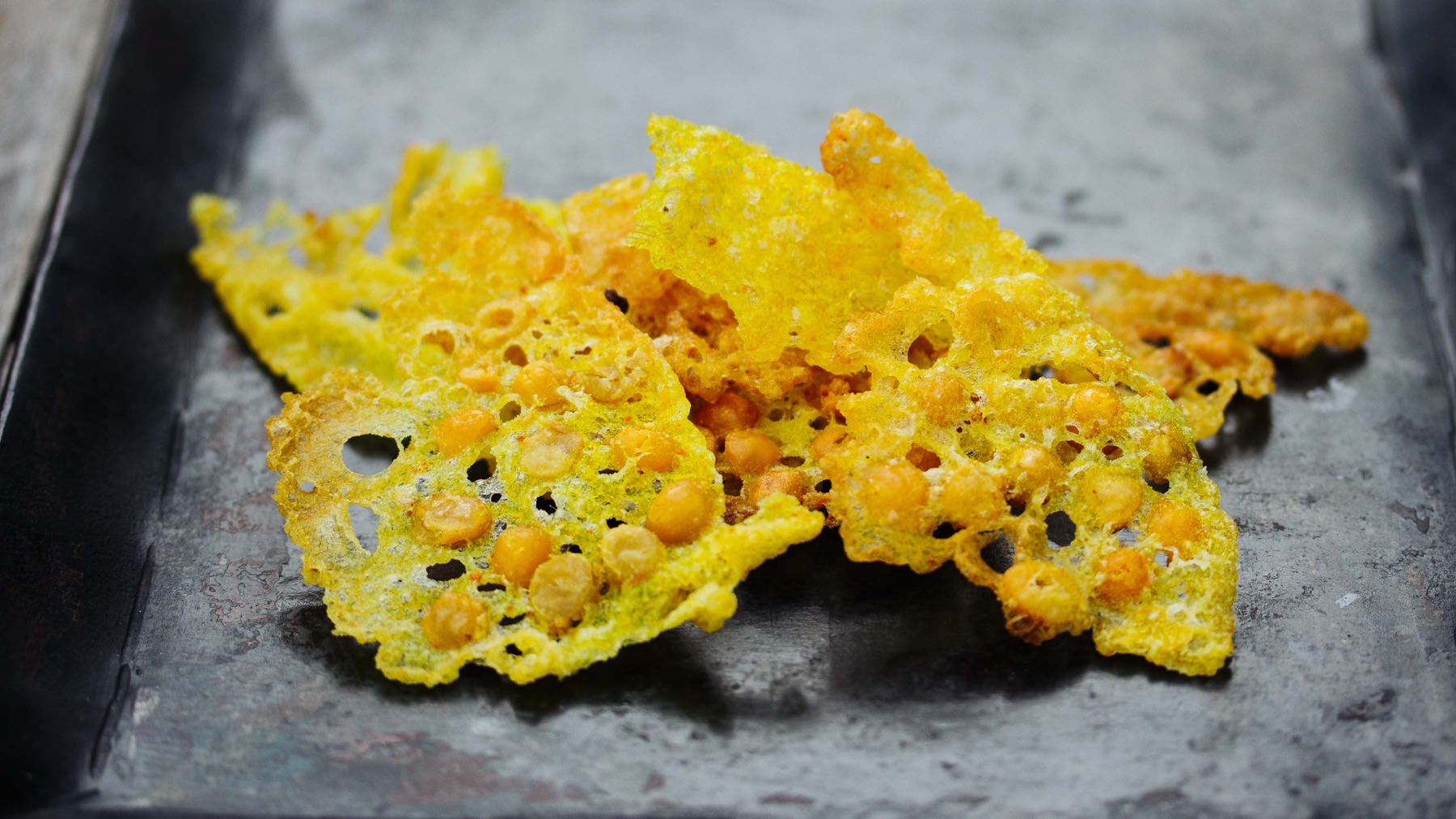 Kichererbsen Cracker: Kichererbsen-Cracker sind ein beliebter Straßensnack in Yangon und in ganz Myanmar – knusprig, würzig und herrlich vielseitig. 🫓 Besonders gern werden sie zu Mohinga, der National-Suppe Myanmars, serviert, wo sie der...