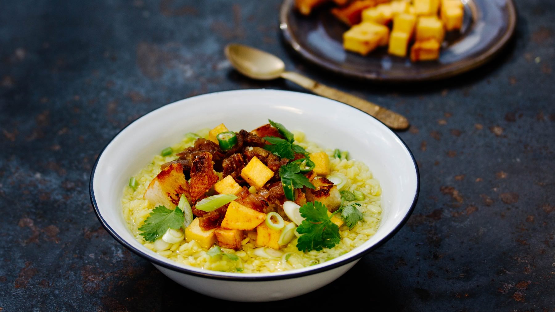 Burmesische Suppe aus roten Linsen - Penily Hincho: Eine Linsensuppe mal anders. Die Linsen bekommen durch das Kurkuma und die Curryblätter einen sehr exotischen Geschmack. Das knusprige Topping gibt noch einen zusätzlichen „Kick" und macht die...
