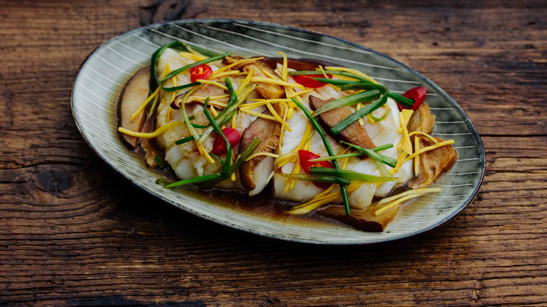 Gedämpfter Fisch aus Kanton: Ein gedämpfter Fisch mit Ingwer, Frühlingszwiebeln, Sojasauce und Chilis ist der Star auf jedem chinesischen Tisch! Besonders zu festlichen Anlässen, Feiertagen und bei Familientreffen steht er im Mittelpunkt....