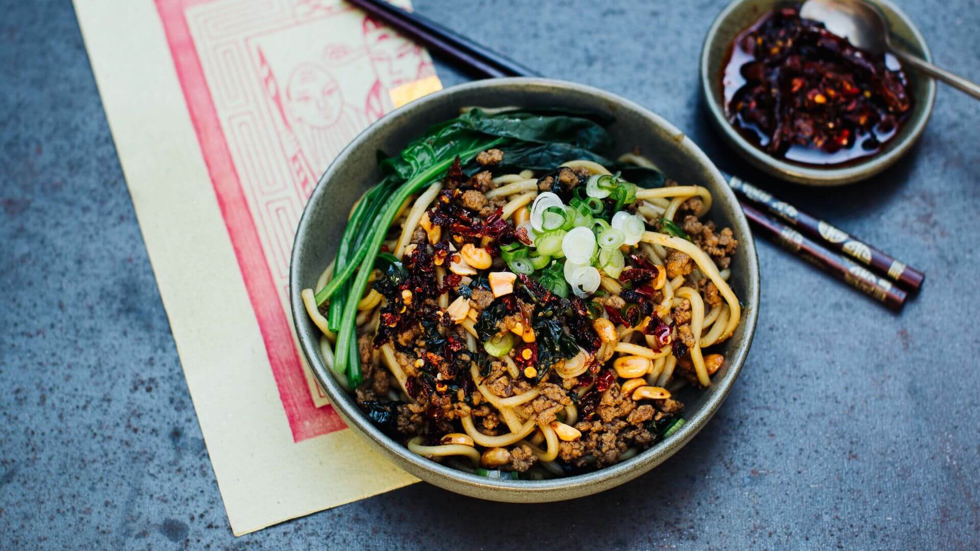 Dan Dan Nudeln aus Szechuan: Dan-Dan-Nudeln sind der absolute Streetfood-Hit aus Sichuan – würzig, scharf, aromatisch und einfach unwiderstehlich. Frisch gekochte, dünne Weizennudeln werden in eine kräftige, tiefrote Chili-Öl-Sauce getaucht,...