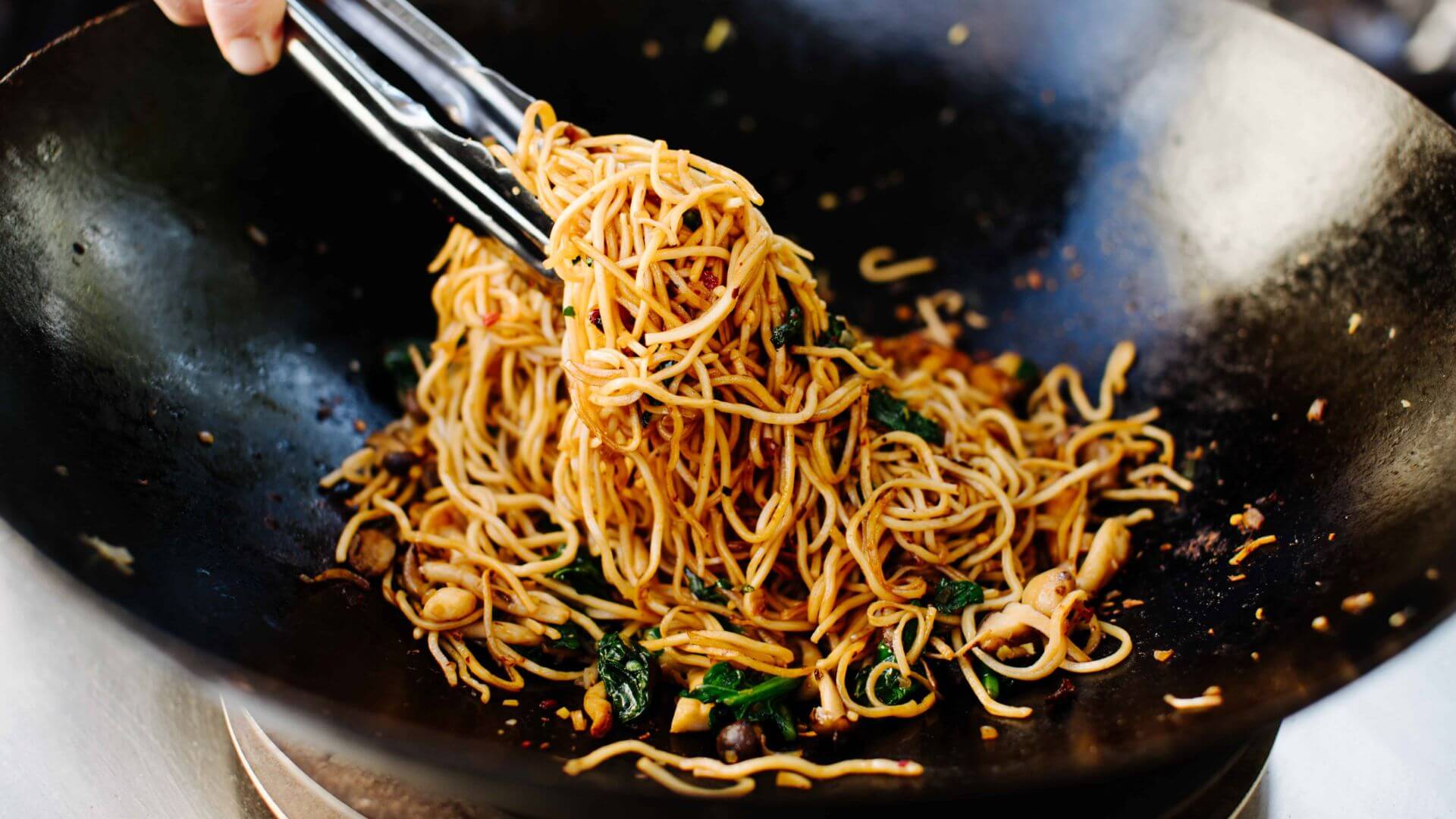 Schnelle Wok-Nudeln mit Chili Crisp und Szechuan Pfeffer: Diese schnellen Woknudeln mit Pilzen und Babyspinat sind die perfekte Lösung für alle, die wenig Zeit, aber viel Geschmack wollen. 🍜 In nur wenigen Minuten entsteht ein herzhaftes Gericht,...