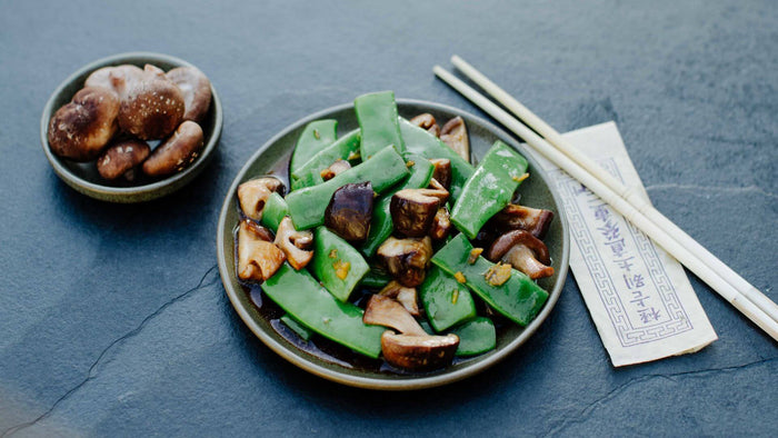 Stangenbohnen aus dem Wok mit Shiitake-Pilzen