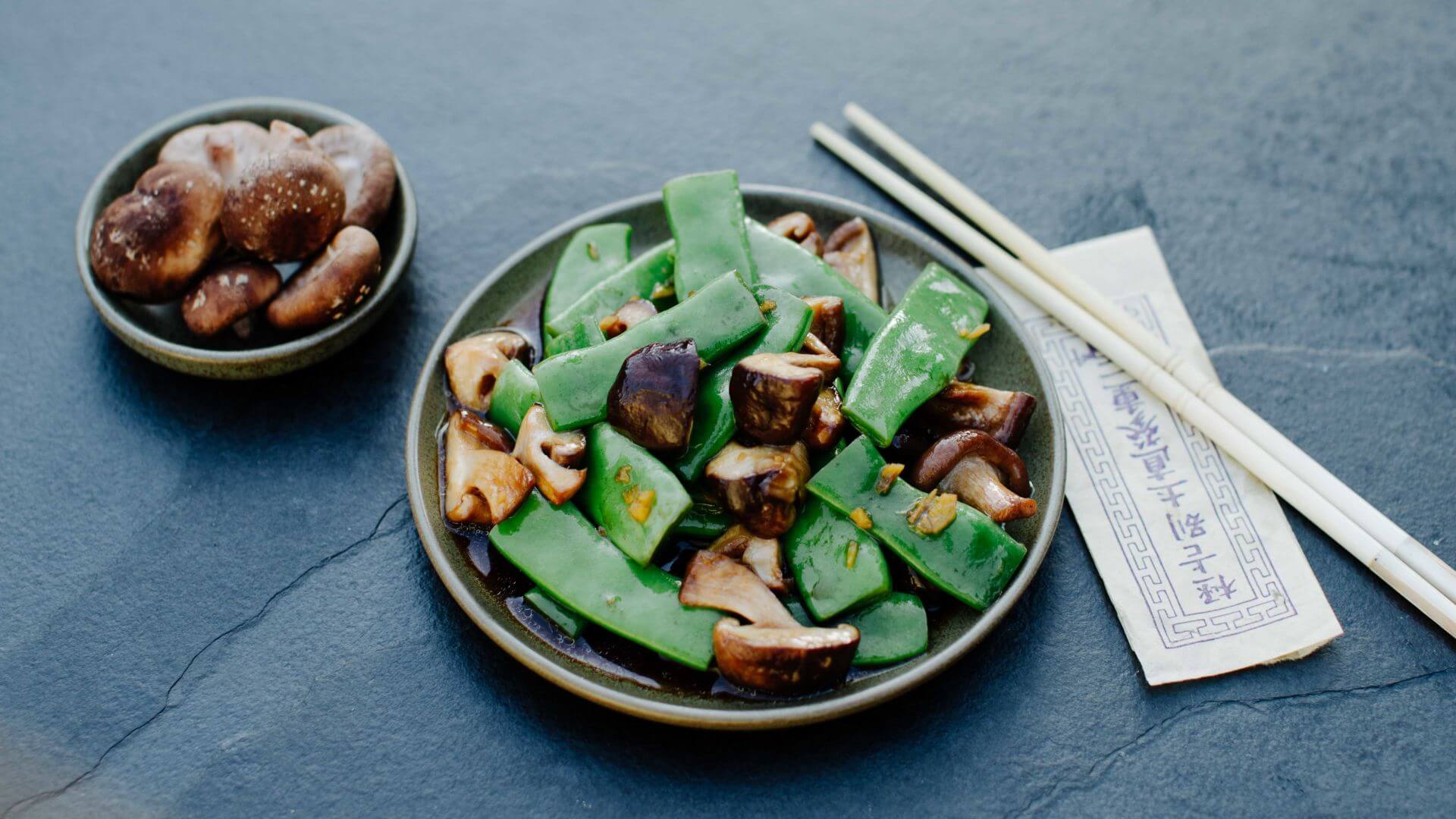 Stangenbohnen aus dem Wok mit Shiitake-Pilzen: Stangenbohnen haben Saison in den Sommermonaten bis in den Herbst hinein. Ihre knackige Zartheit und natürliche Süße werden perfekt durch die würzigen Shiitake-Pilze ergänzt. Natürlich kannst du die...