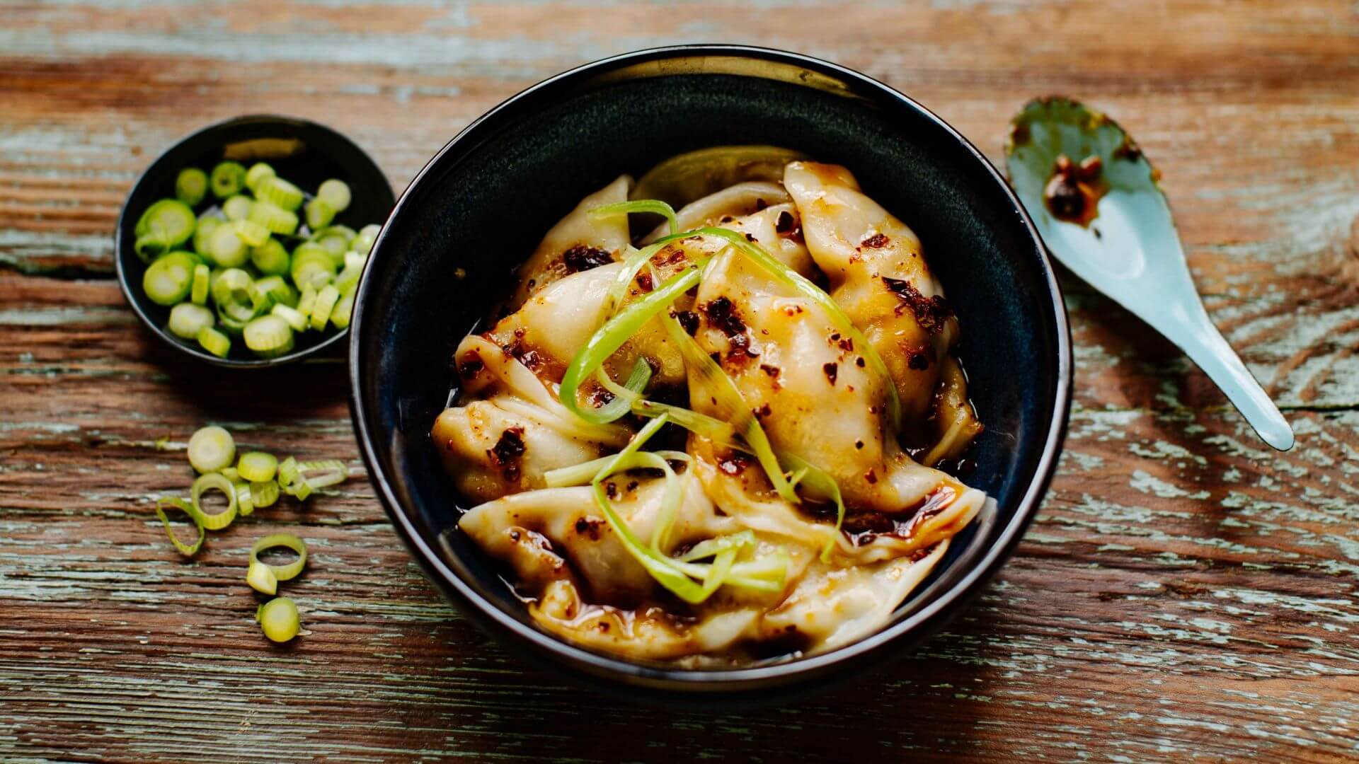 Wantan mit Chili-Öl aus Szechuan - Hong You Chao Shou: Ein Rezept für chinesische Wantan wie man sie in Szechuan in kleinen Straßenrestaurants findet. Für die Teigblätter haben wir ein Rezept, was ziemlich einfach ist. Du kannst aber auch fertige...