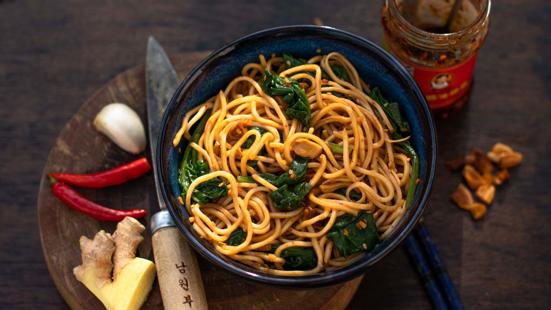 Lao-Gan-Ma-Nudeln: Lao Gan Ma Crispy Chili Öl ist das wahrscheinlich weltweit bekannteste Chiliöl. Von den Anfängen 1989 bis heute hat es sich zu einem absoluten Kultprodukt für Liebhaber asiatischer Küche entwickelt. Hier ein einfaches...