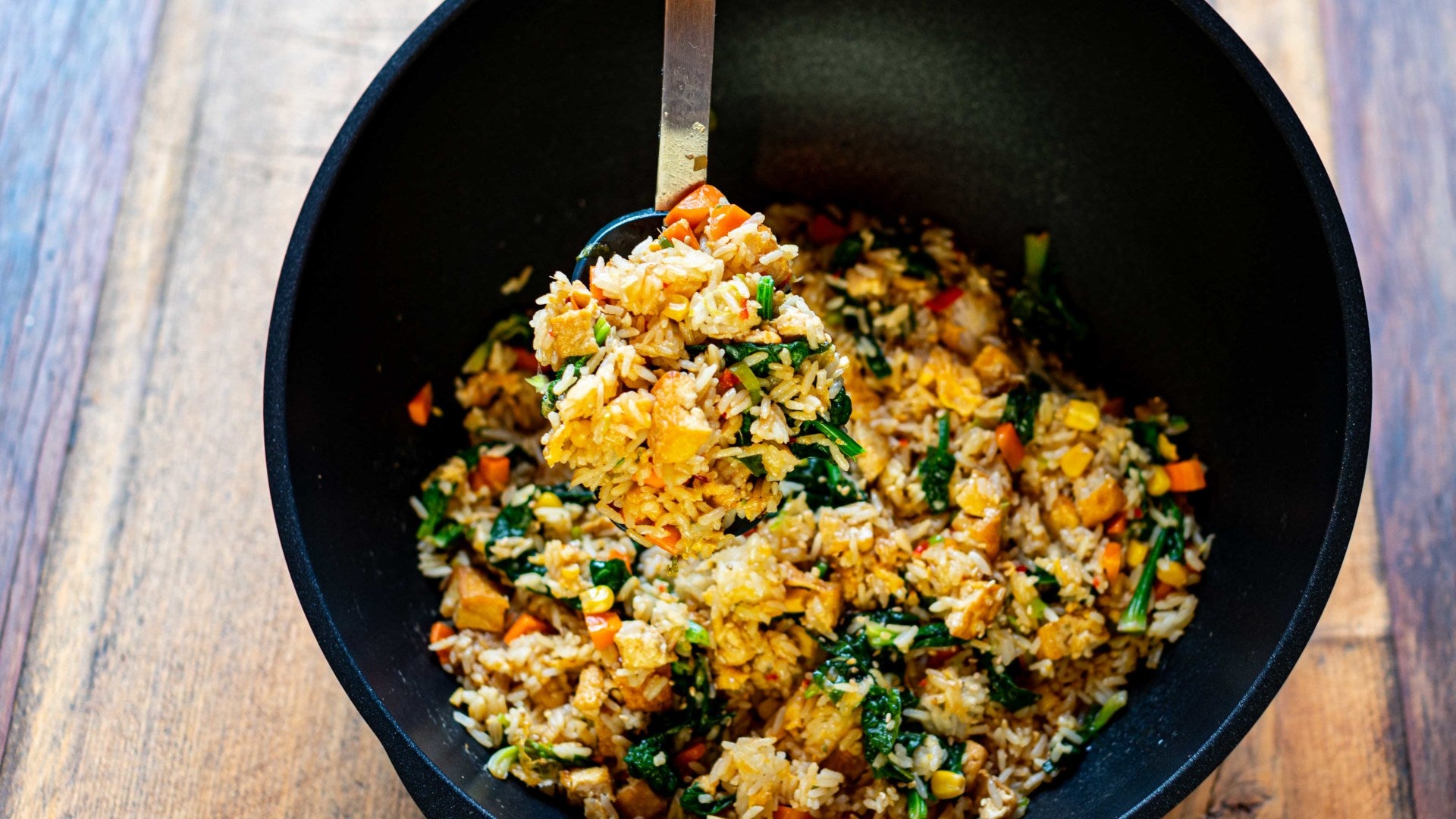 Gebratener Reis mit mariniertem Tofu: Asiatisch gebratener Reis – schnell gemacht, herrlich aromatisch und viel besser als jede Take-away-Version! 🍚 Entscheidend für die perfekte Konsistenz: Der Reis sollte nicht frisch gekocht, sondern vom...