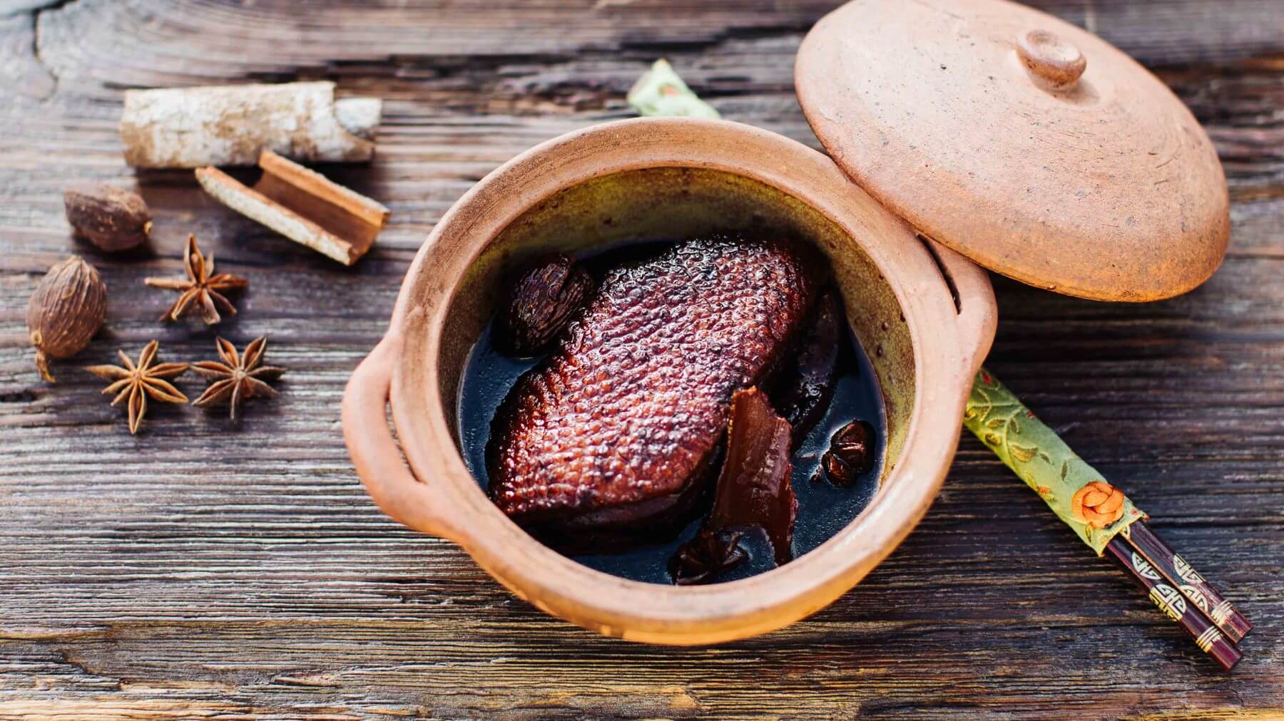 Geschmorte Ente “Lo Soi”: Lo Soi bedeutet wörtlich „altes Wasser“ – und genau das macht seinen Reiz aus: eine aromatische, würzige Schmorsauce, die in Hongkong und ganz Südchina für Enten, Schweinebauch oder Tofu verwendet wird. 🥢 Die...