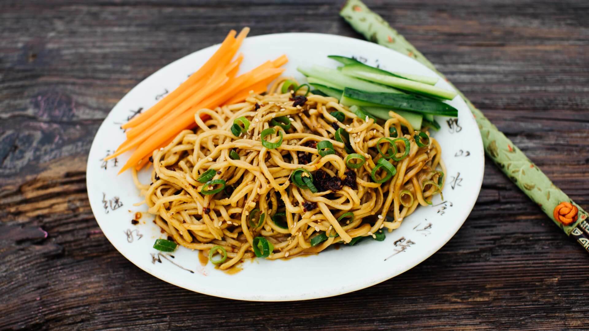Sesam-Nudeln aus Wuhan: Re Gan Mian – wörtlich „heiße, trockene Nudeln“ – ist ein echtes Wuhan-Original und zählt zu den Klassikern der chinesischen Straßenküche. 🍜 Die al dente gekochten Nudeln werden nicht in Brühe serviert, sondern mit einer...