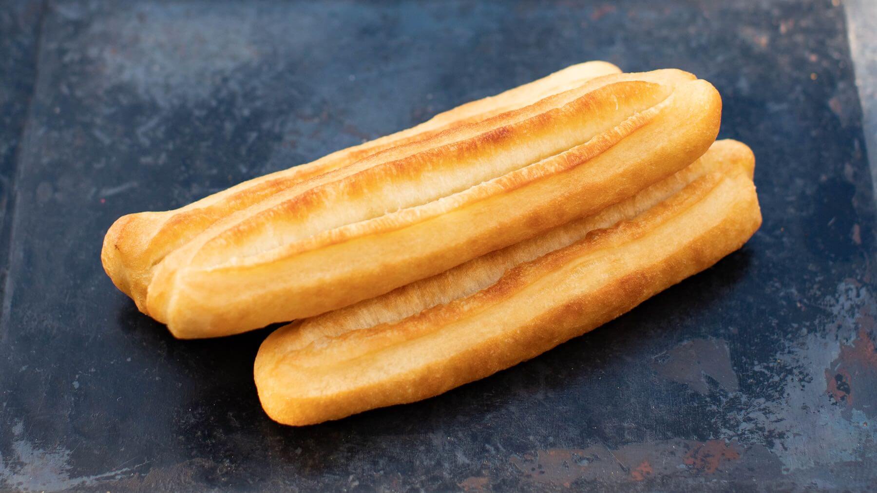 Chinesische Breadsticks - Youtiao: Youtiao – die goldbraun frittierten Teigstangen aus Asien – sind ein echter Frühstücksklassiker, der in vielen Ländern seinen festen Platz hat. 🥖 In China heißen sie Youtiao, in Vietnam Banh Quay, in Malaysia...