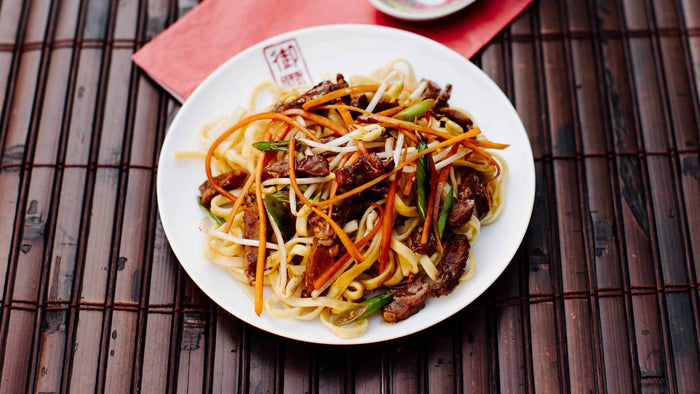 Gebratene Nudeln aus dem Wok mit Schweinefleisch
