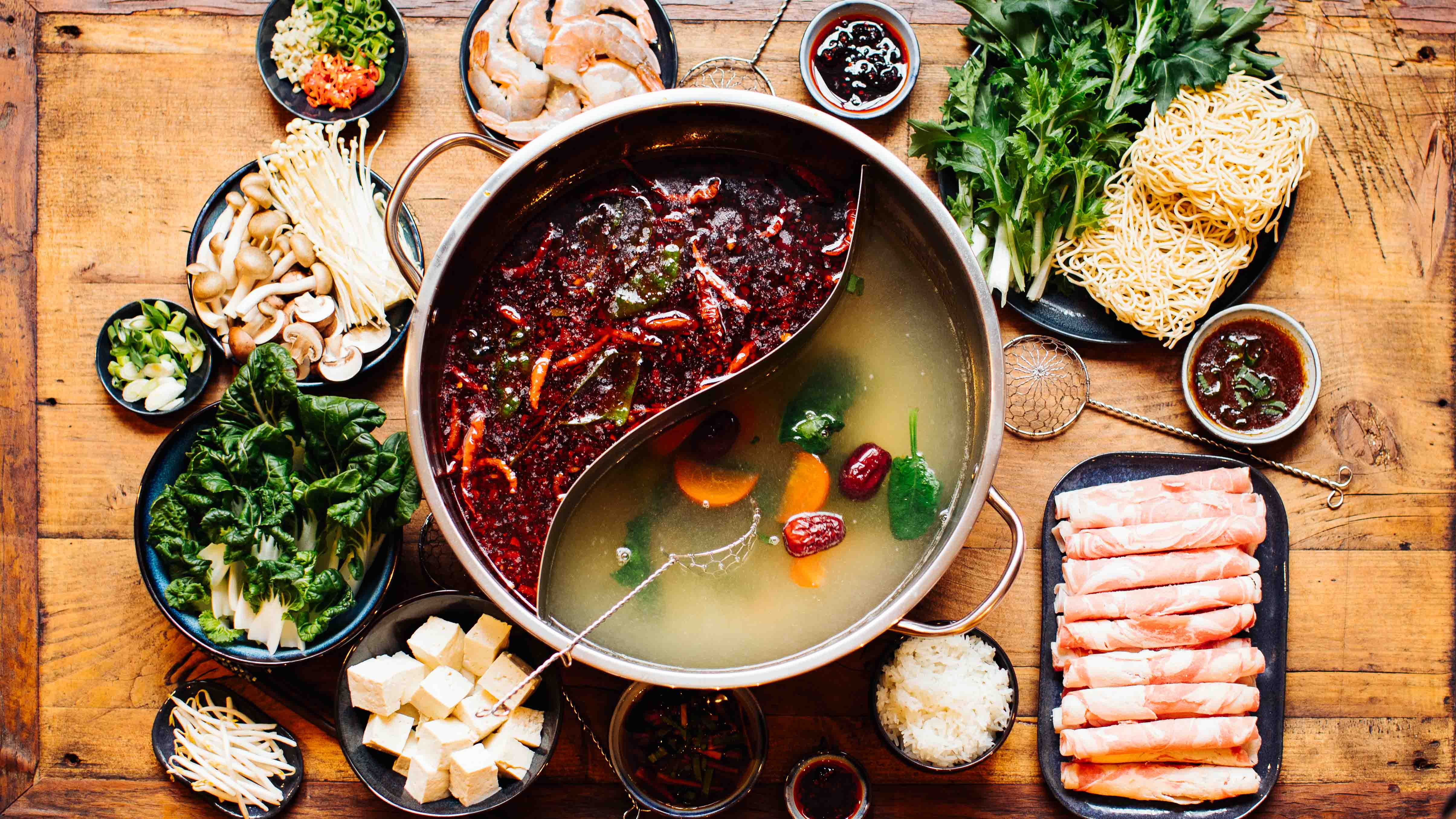 Hot Pot - Chinesisches Fondue Szechuan Stil: Chinesisches Fondue, auch bekannt als Hot Pot oder Feuertopf, bringt Wärme, Geschmack und Geselligkeit an deinen Tisch – besonders in der kühleren Jahreszeit. In dieser Variante erwartet dich ein...