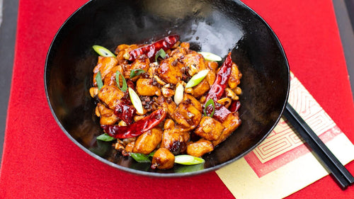 Kung Pao Huhn: Kung Pao Huhn, auch bekannt als Gong Bao Ji Ding, ist ein echter Klassiker der Sichuan-Küche – scharf, süß, herzhaft und einfach unwiderstehlich. 🍗 Benannt nach Ding Baozhen, einem hohen Beamter und Feinschmecker aus der...