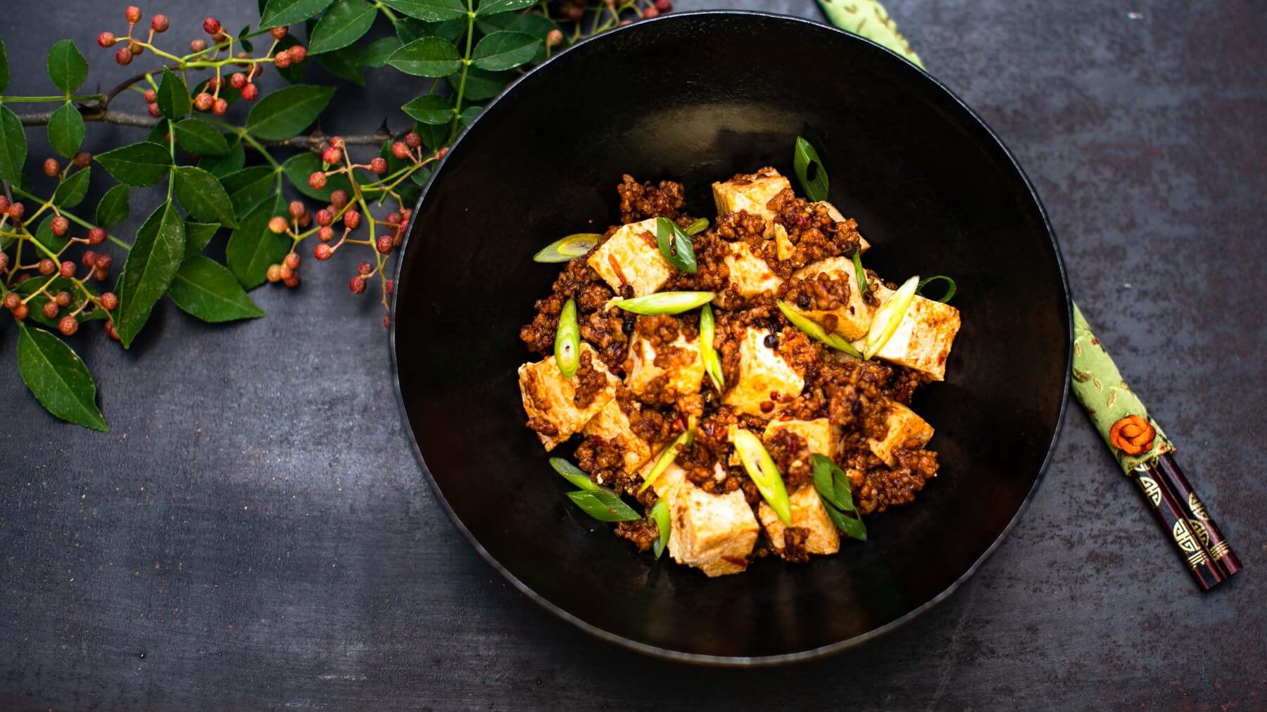 Mapo-Tofu aus Szechuan: Erlebe den authentischen Geschmack von Mapo Tofu, einem klassischen Rezept aus der Provinz Szechuan im Südwesten Chinas. Die Küche Szechuans ist berühmt für ihre Chilischärfe und den einzigartigen Szechuan-Pfeffer. Dieser...