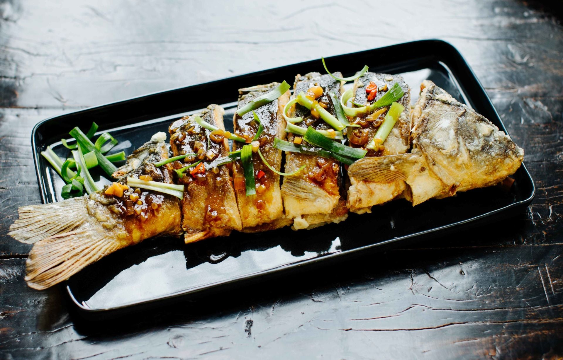 Frittierter Fisch süß-sauer nach Szechuan-Art: Ein echter Hingucker! In Szechuan, woher das Rezept stammt, ist ein knusprig frittierter ganzer Fisch ein Klassiker bei jedem Bankett oder der Mittelpunkt für ein Dinner mit Familie und Freunden. Im...