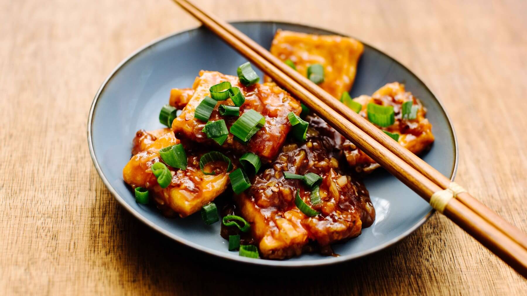 Frittierter Tofu mit Austernsauce - Haoyou Chao Doufu: Goldbraun frittierter Tofu in würziger Austernsauce mit einem Schuß Chili. Tofu muss nicht fad und langweilig schmecken. Durch das Frittieren bekommt er Röstaromen und die leckere Sauce gibt...