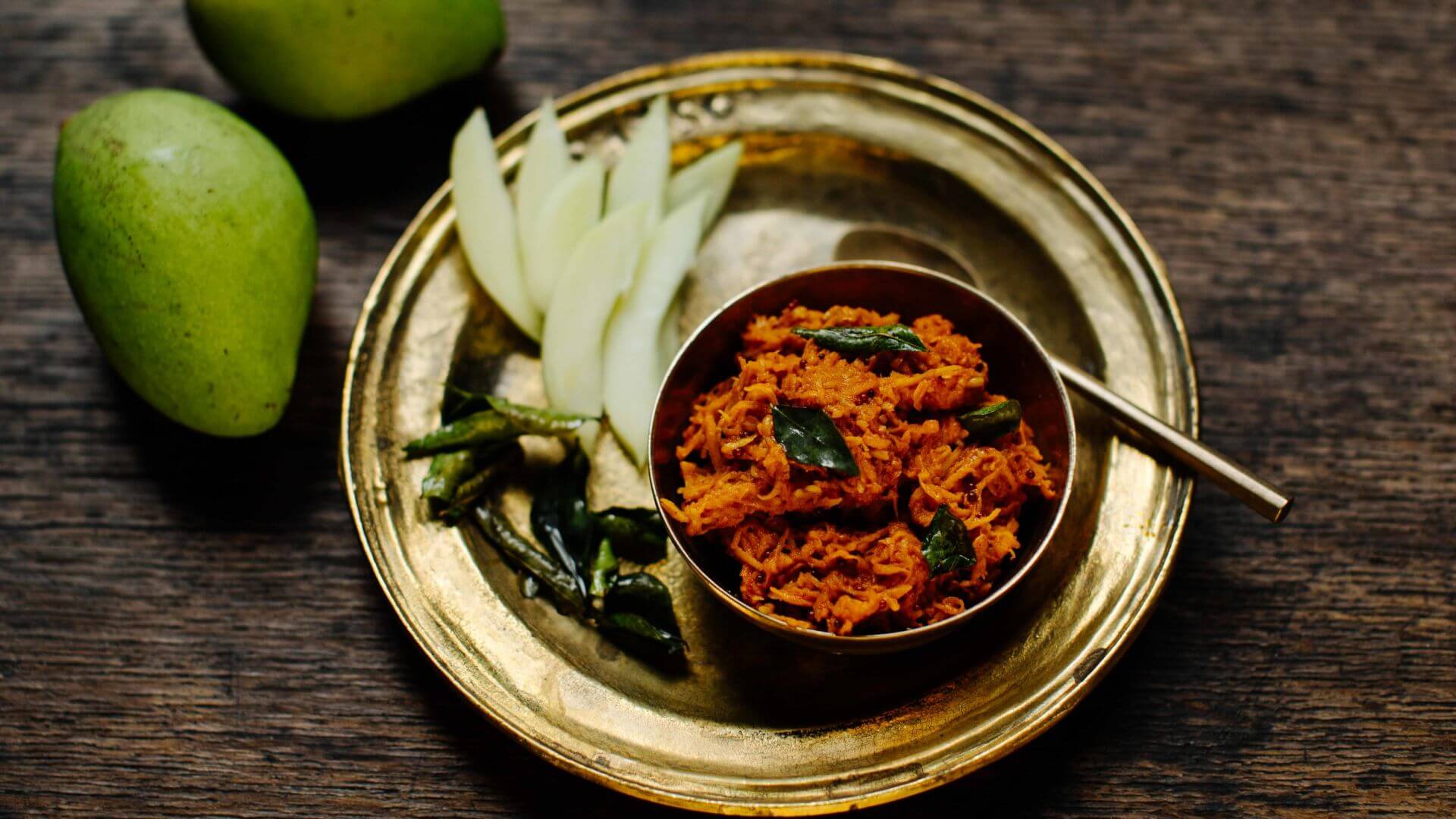 South Indian Mango Pickle: Mango Thokku ist ein traditionelles südindisches Rezept für geriebene Mangos, das du ganz einfach mit wenigen Zutaten in unter 30 Minuten zu Hause zubereiten kannst. Perfekt, um es mit Joghurtreis zu genießen oder als...