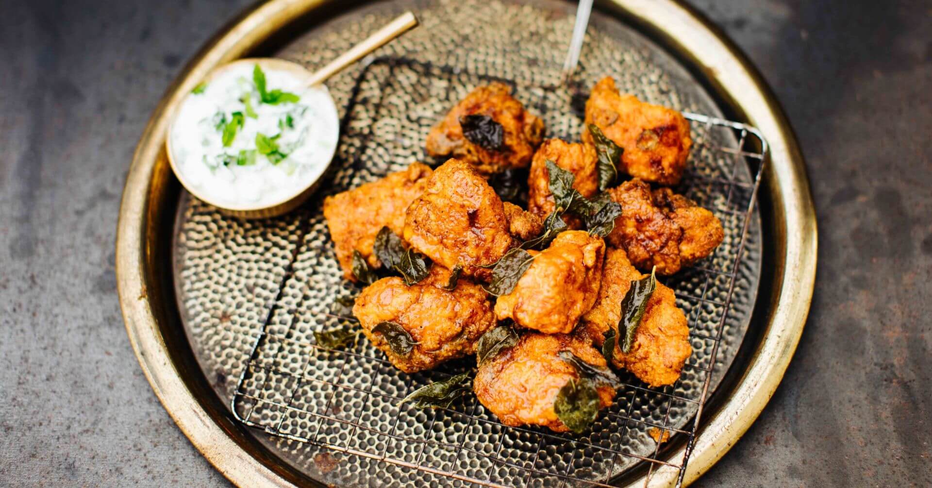 Chicken Pakora: Chicken Pakora wird dein knuspriger Lieblingssnack aus der indischen Küche – würzig mariniertes Hähnchen, umhüllt von Kichererbsenteig und goldbraun frittiert. Außen kross, innen zart – einfach perfekt als Snack, Vorspeise oder...