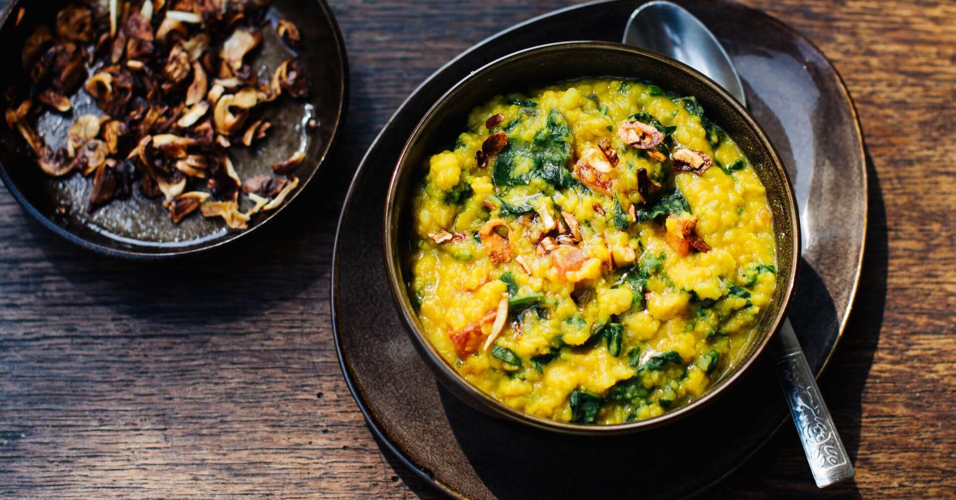 Cremiges Mung-Dal: Mung Dal ist echtes indisches Comfort-Food – schlicht, nahrhaft und voller Seele. Zart gekochte Linsen verbinden sich mit geröstetem Kreuzkümmel, einem Hauch Chili und der goldenen Wärme von buttrigem Ghee. Dieses einfache,...