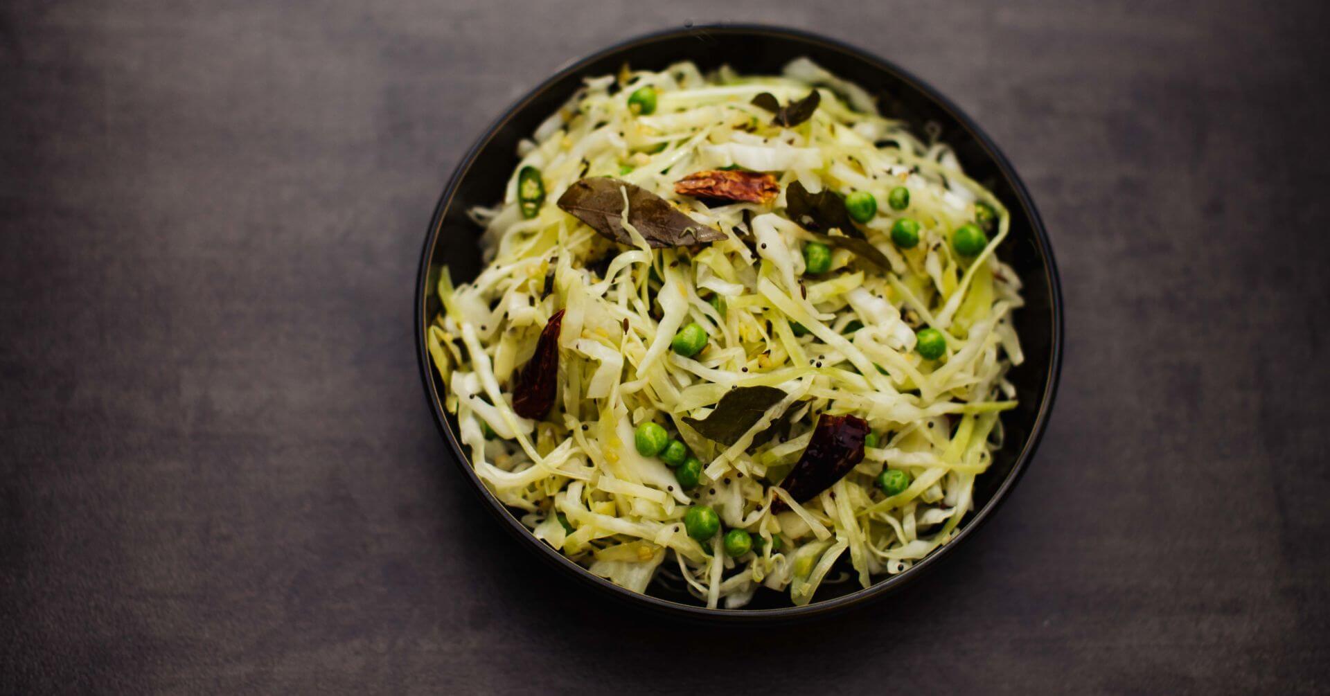 Muttakos Poriyal - Warmer Weißkrautsalat aus Rajasthan: Muttakos Poriyal – ein warmer Weißkrautsalat aus Rajasthan – überzeugt mit Schlichtheit, Charakter und aromatischer Tiefe. 🥬✨ Die Kombination aus knackigem Weißkohl und gerösteten Gewürzen...