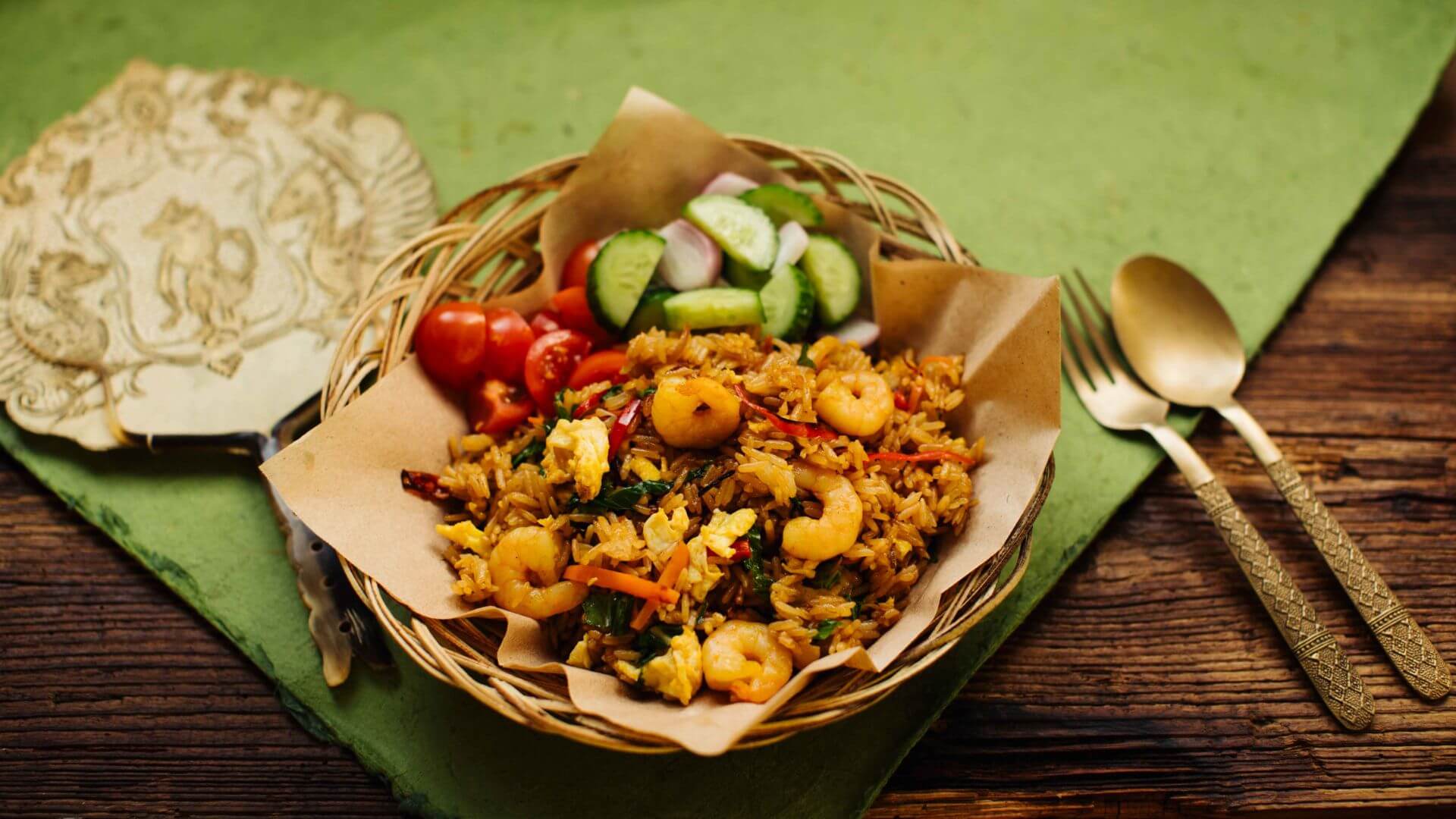 Nasi Goreng (indonesischer gebratener Reis): Nasi Goreng ist ein absolut köstliches Gericht, das hauptsächlich aus Reis besteht. Der Name bedeutet „gebratener Reis" auf Indonesisch und Malaysisch. Was es besonders macht, ist die Verwendung von...