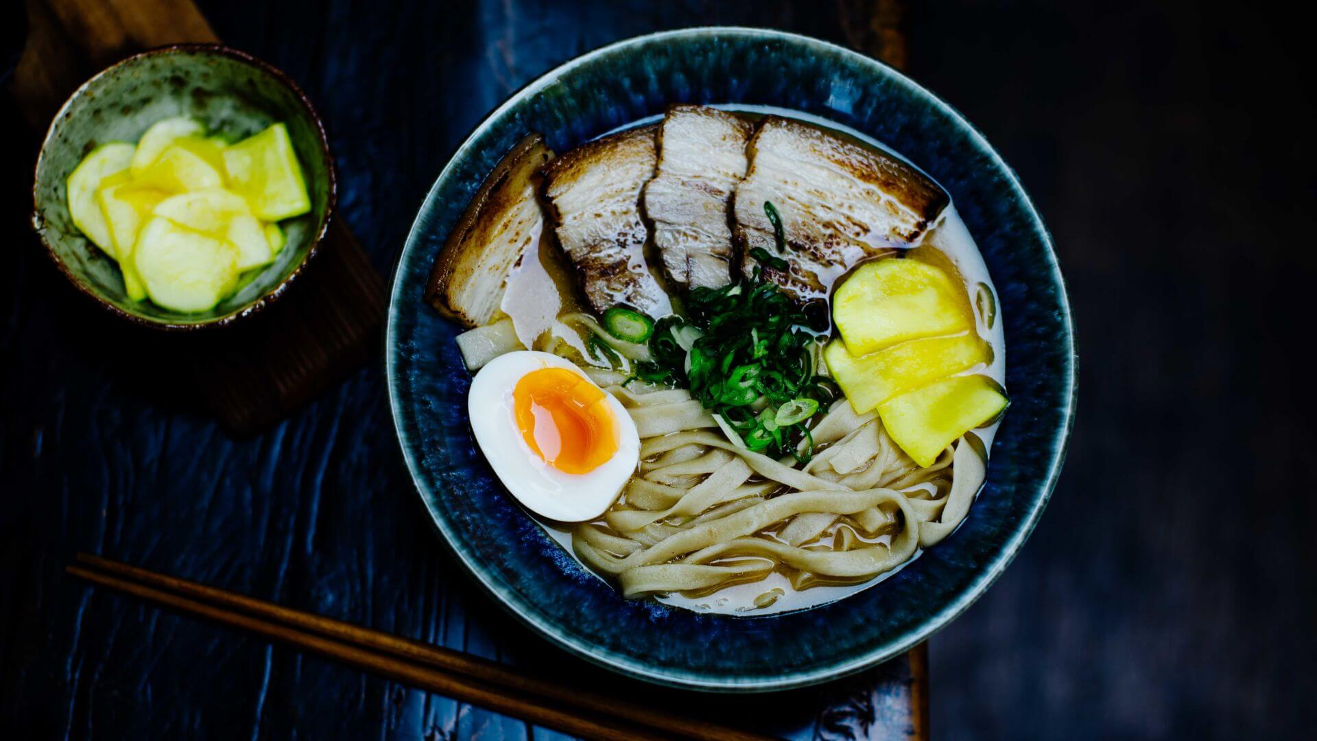 Miso Ramen mit Chashu und eingelegtem Daikon: Miso Ramen mit Chashu und eingelegtem Daikon ist genau das Richtige, wenn du Lust auf eine authentische Ramen-Bowl voller Geschmack hast. Die Idee dazu stammt aus dem berühmten Ramenmuseum in Yokohama...