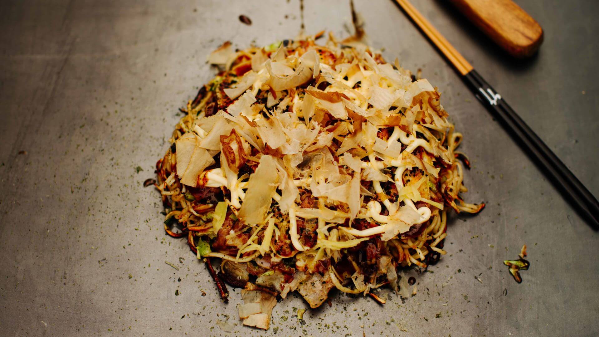 Okonomiyaki Hiroshima: Okonomiyaki nach Hiroshima-Art ist ein echter Hingucker – und noch besser: ein Genuss direkt von der heißen Platte. Anders als bei der Osaka-Variante werden hier die Zutaten geschichtet statt gemischt. Auf einen einfachen...