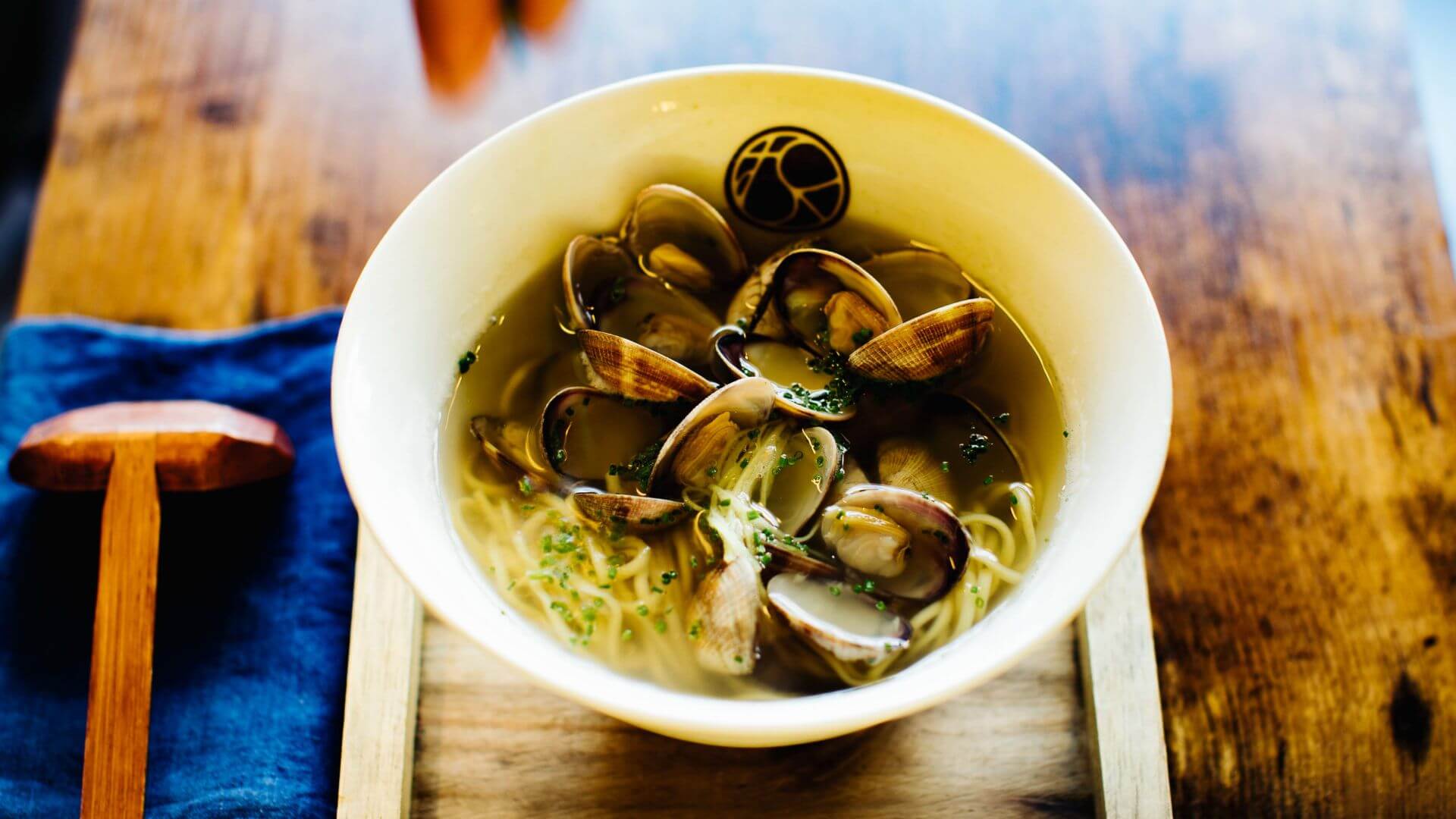 Ramen mit Venusmuscheln: Ramen mit Venusmuscheln – ein unkompliziertes Gericht mit viel Tiefe und feinem Meeresaroma. 🍜🐚 In einem Sud aus Sake, Knoblauch und Ingwer entfalten die Venusmuscheln ihr volles Aroma. Die klare Brühe bleibt leicht,...