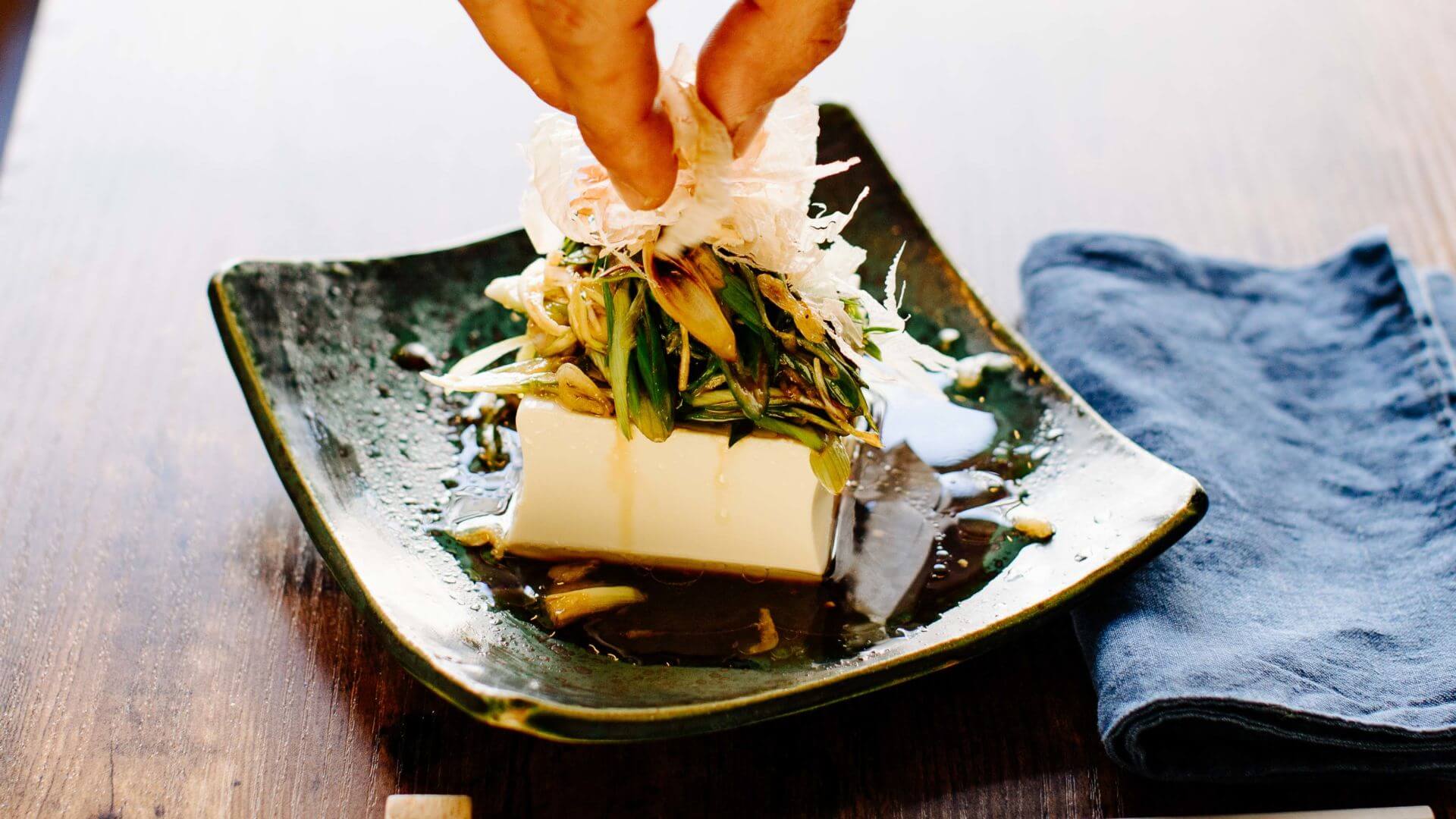 Seidentofu mit Frühlingszwiebeln und Bonitoflocken: Seidentofu mit Frühlingszwiebeln und Bonitoflocken ist ein wunderbar leichtes Gericht mit puddingzarter Konsistenz und einem intensiven Umami-Kick. Der milde Tofu nimmt die kräftigen Aromen von...