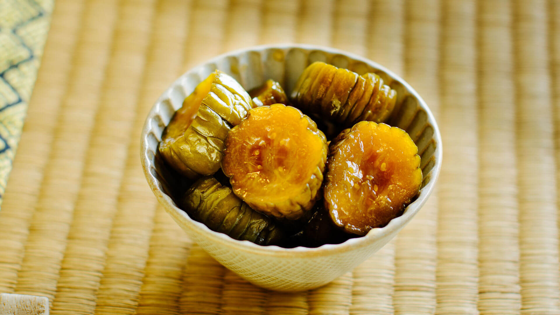 Crasy Kyuri – Gurken in Sake und Sojasauce: Eingelegte Gurken mit Sojasauce und Sake sind die ideale Begleitung zu einem Hashigo – also einem kulinarischen „Bar-Hopping“ japanischer Art. 🥒 Ihr süß-säuerlicher Geschmack erfrischt den Gaumen,...