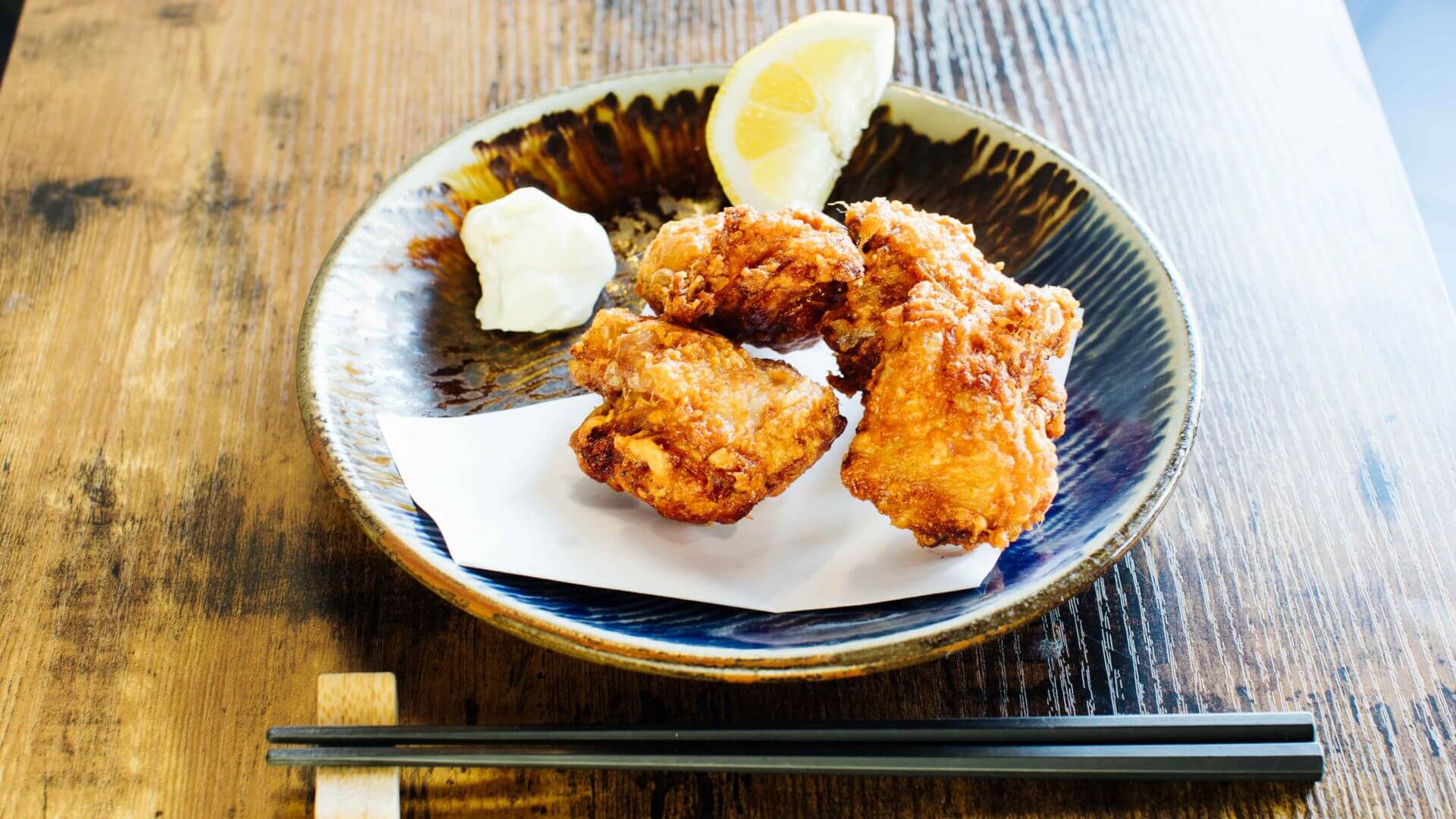 Kara-age – Frittiertes Hähnchen: Kara-age ist in Japan die Kunst des Frittierens von Lebensmitteln, mit einem besonderen Fokus auf Hähnchen. Anders als bei Tempura, bei dem flüssiger Teig zum Einsatz kommt, wird beim Kara-age das Gargut vor dem...