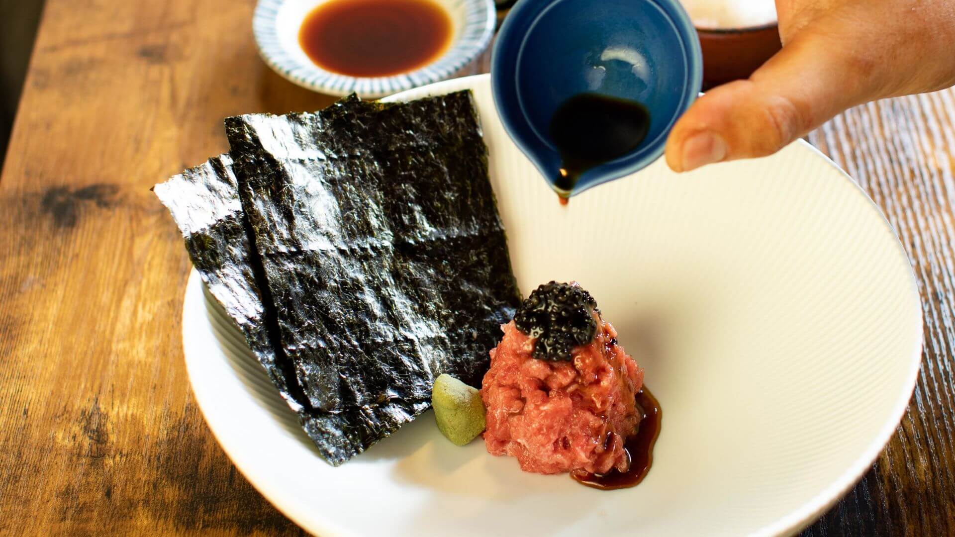 Thunfisch-Tatar mit Kaviar und Noriblättern: Thunfisch-Tatar mit Kaviar und Noriblättern ist eine elegante, puristische Vorspeise, die mit hochwertigen Zutaten punktet. Für das Tatar eignet sich mageres Thunfischfilet (akami), noch aromatischer...