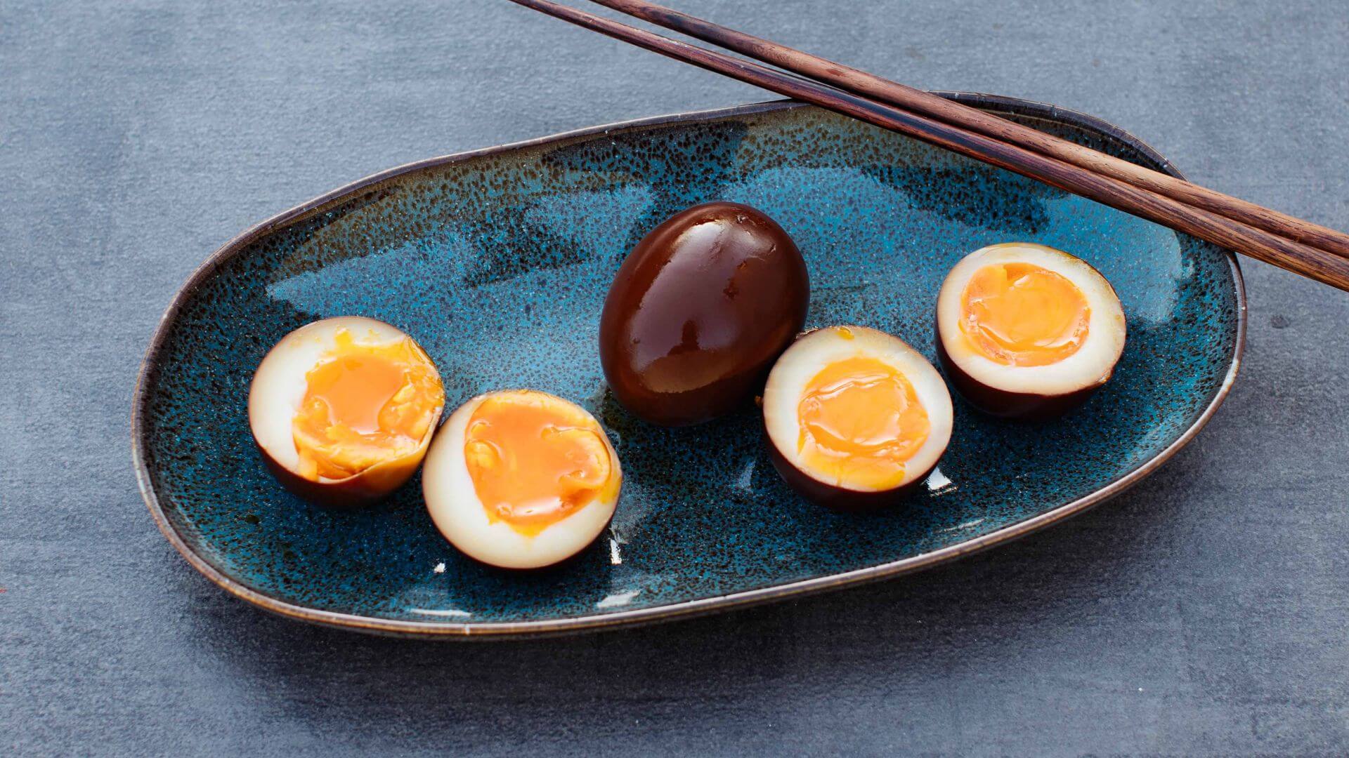 Ramen Eier: Ramen-Eier, auf Japanisch Ajitsuke Tamago, sind ein unverzichtbares Topping für jede Ramen-Schale. 🥚 Sie werden in einer salzig-süßen Sojasaucen-Marinade eingelegt und entwickeln dabei ein intensives Aroma. Perfekt sind sie, wenn das...