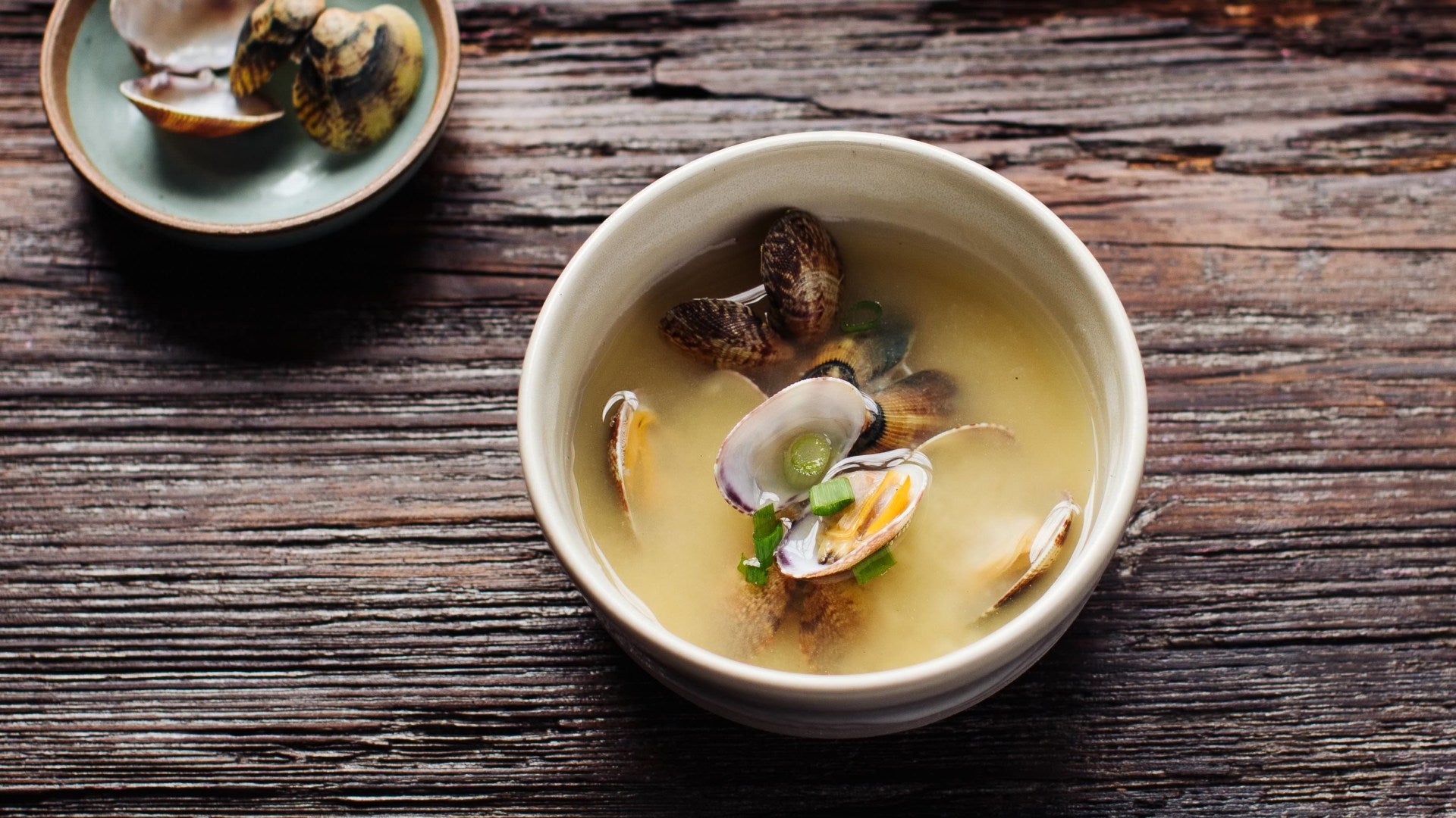 Miso-Suppe mit Venusmuscheln: Diese Miso-Suppe kombiniert rote Misopaste mit dem feinen Aroma frischer Venusmuscheln – eine einfache, aber unglaublich aromatische Variante der japanischen Klassiker. 🥣 Die kräftigere rote Miso passt perfekt zu den...